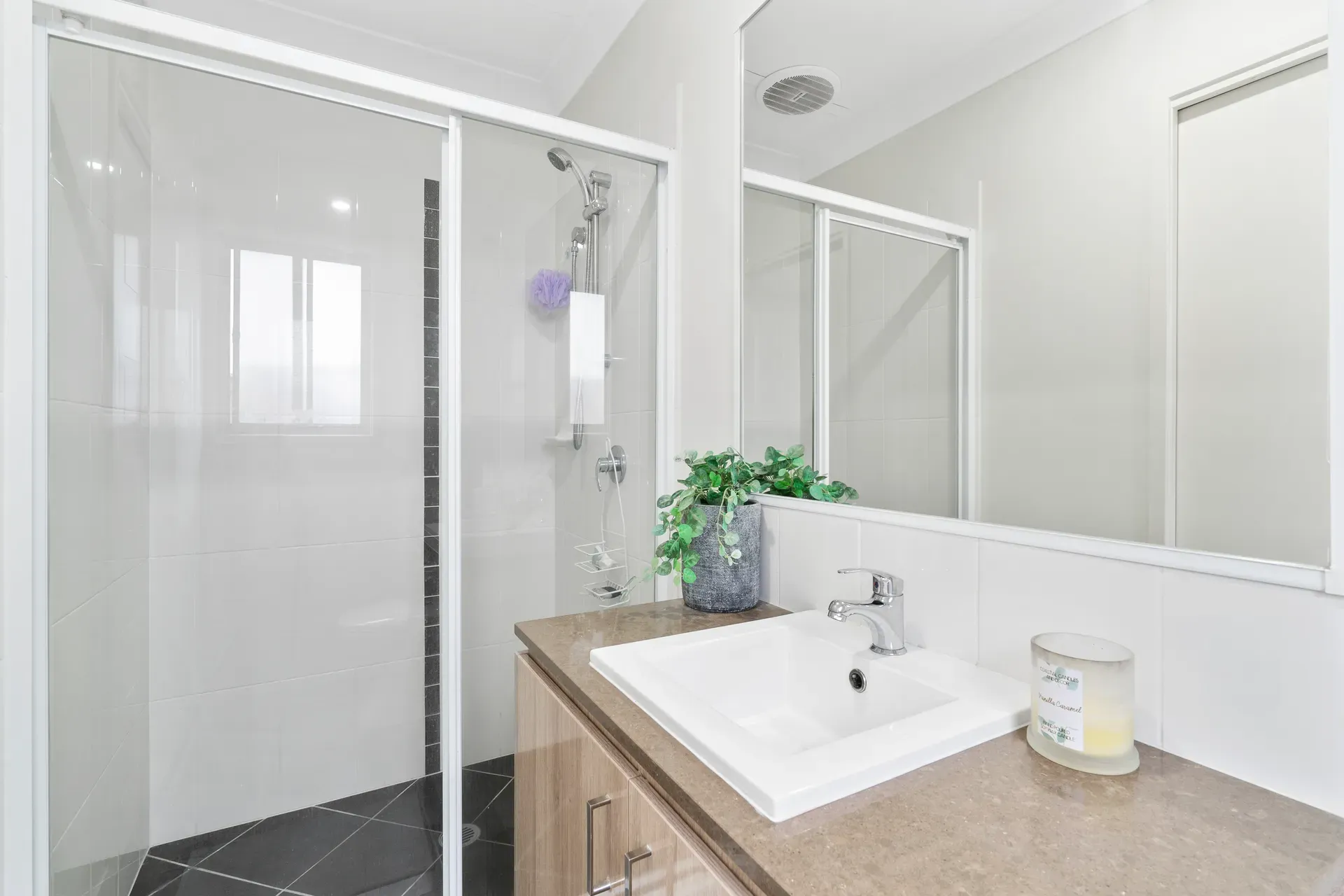 16 Hollyoak Crescent — photo 9 of 15