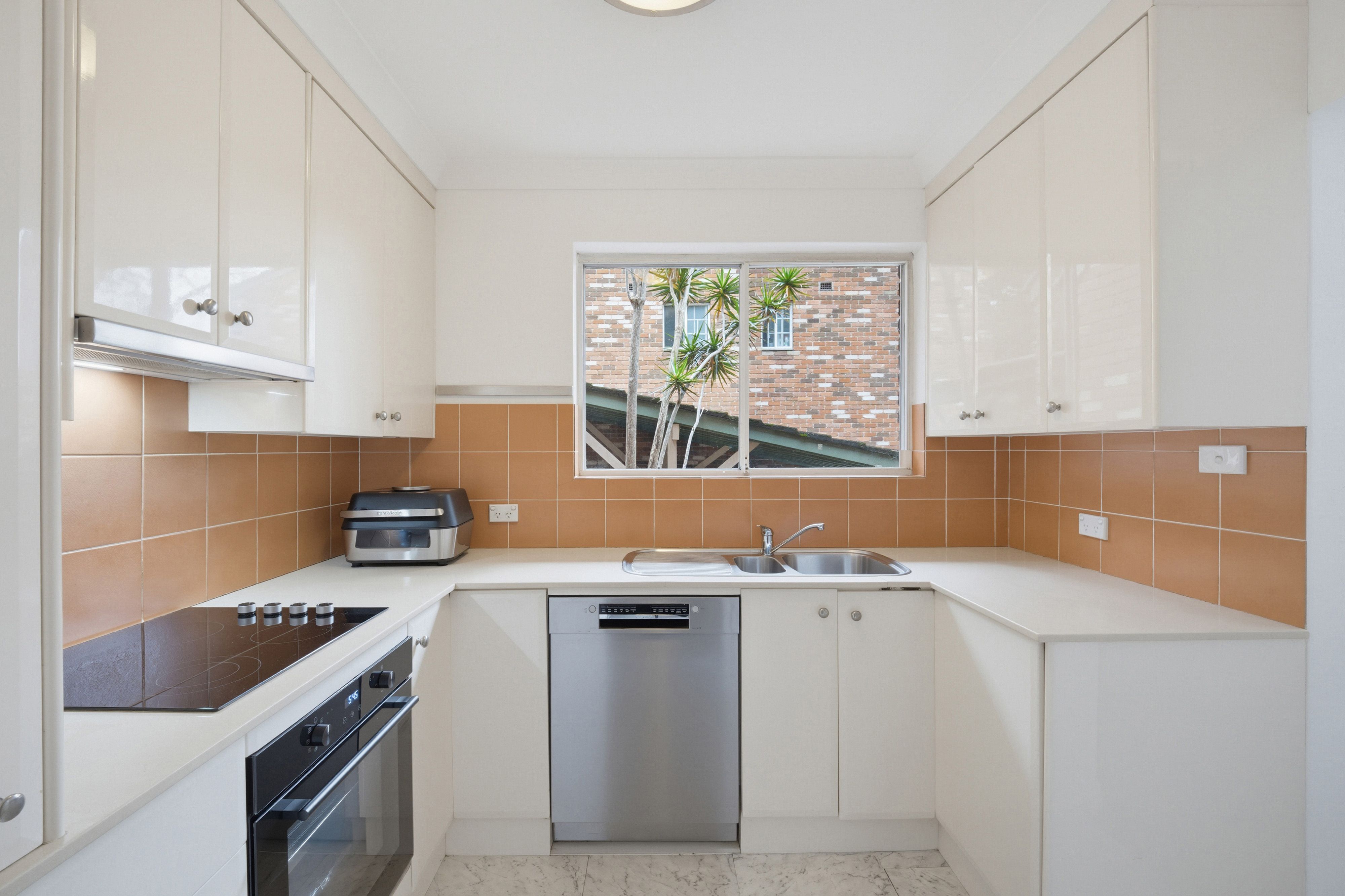 28/10-14 Robert Street — photo 4 of 11