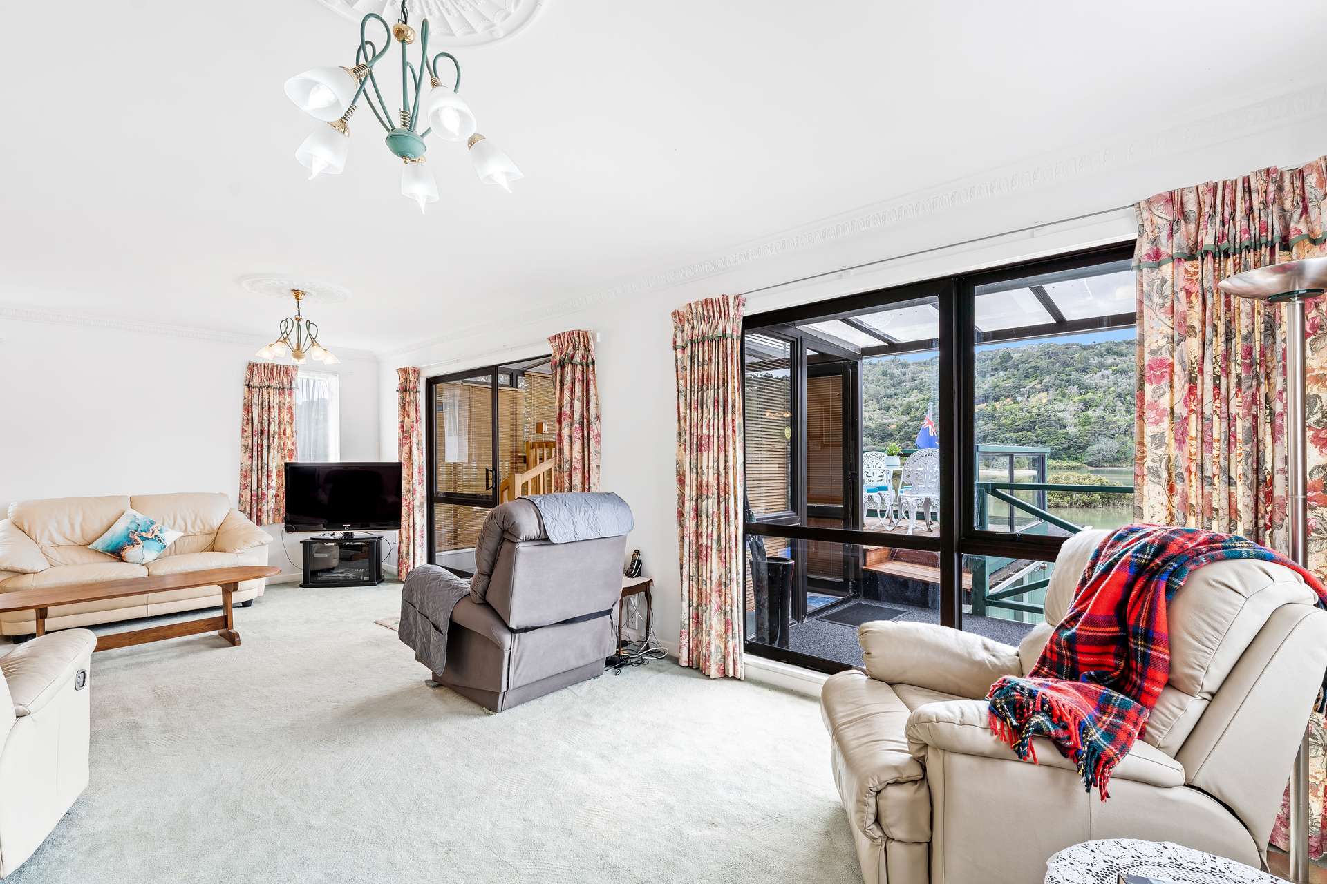 8 Waiwera Road photo 6