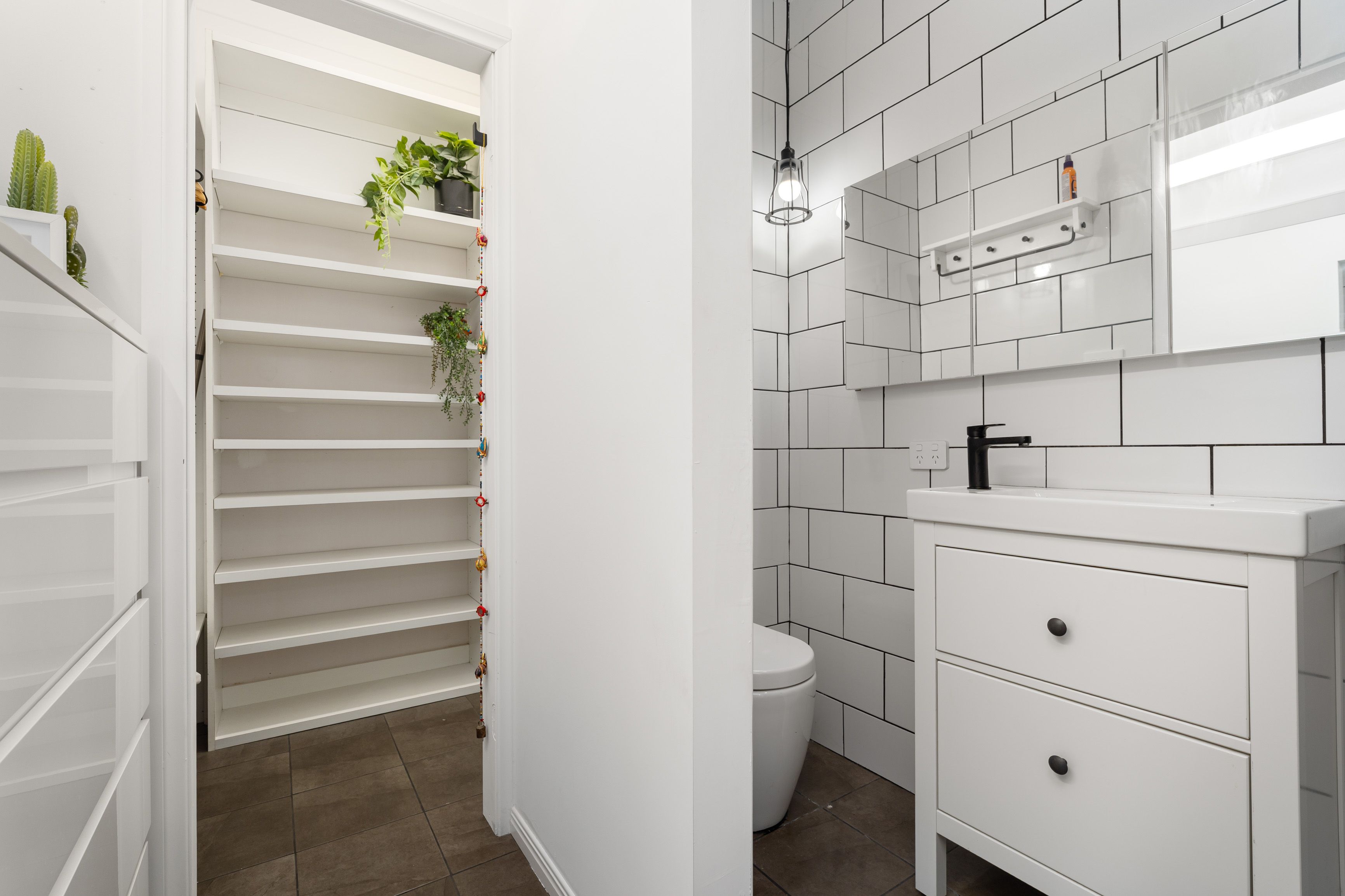 586 Whinray Crescent — photo 4 of 25