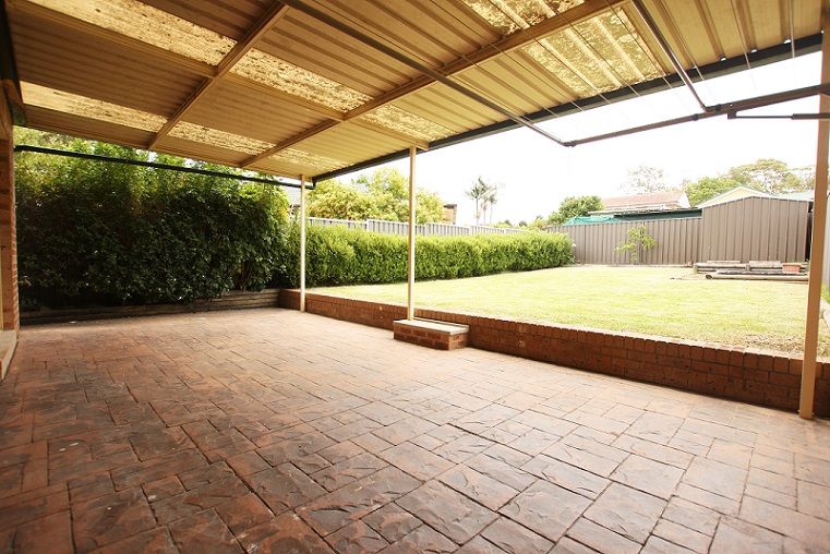 1/8 Owen Stanley Road, Glenfield, NSW 2167