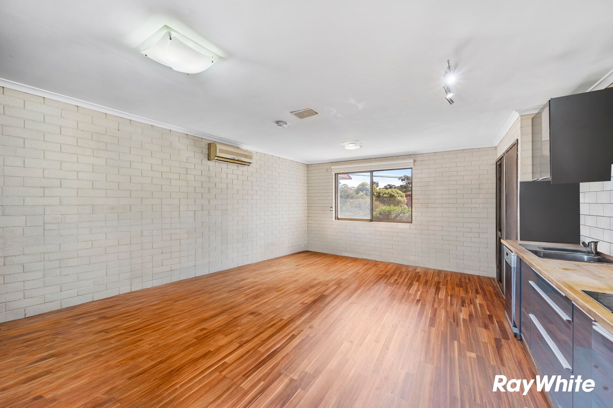 12-15/54 Beach Road — photo 5 of 26