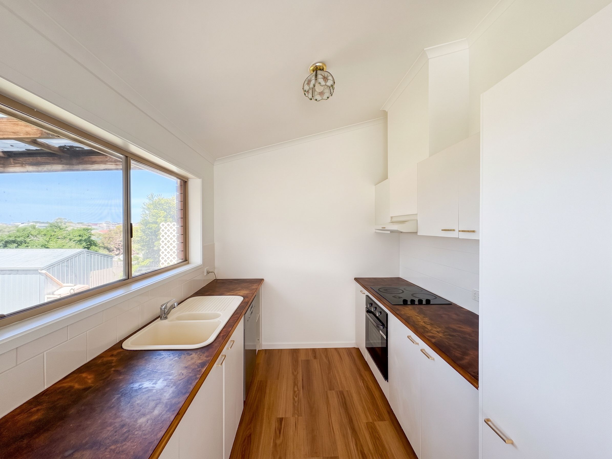 38 Laverock Road — photo 3 of 9