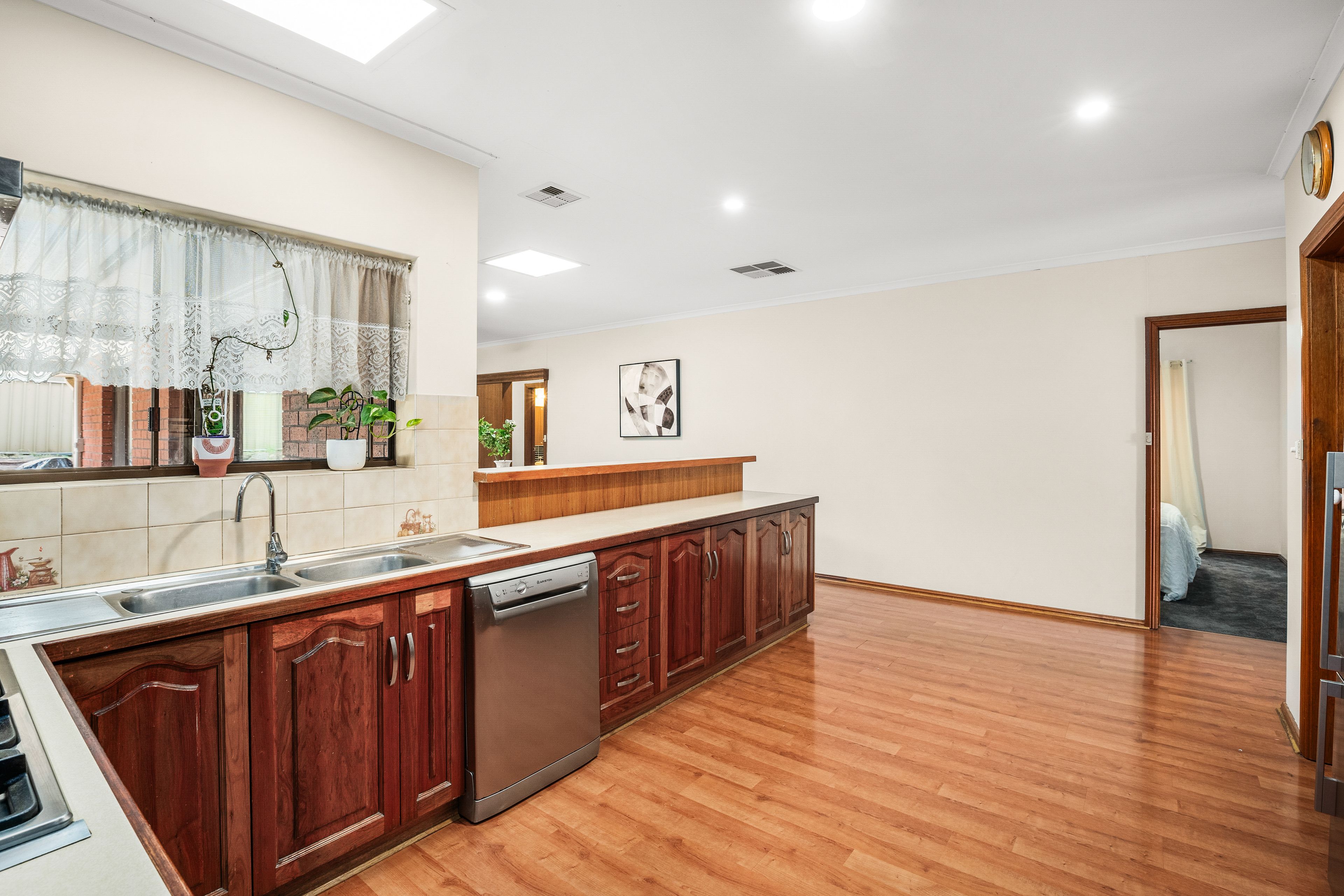 27 Torresan Crescent — photo 10 of 26