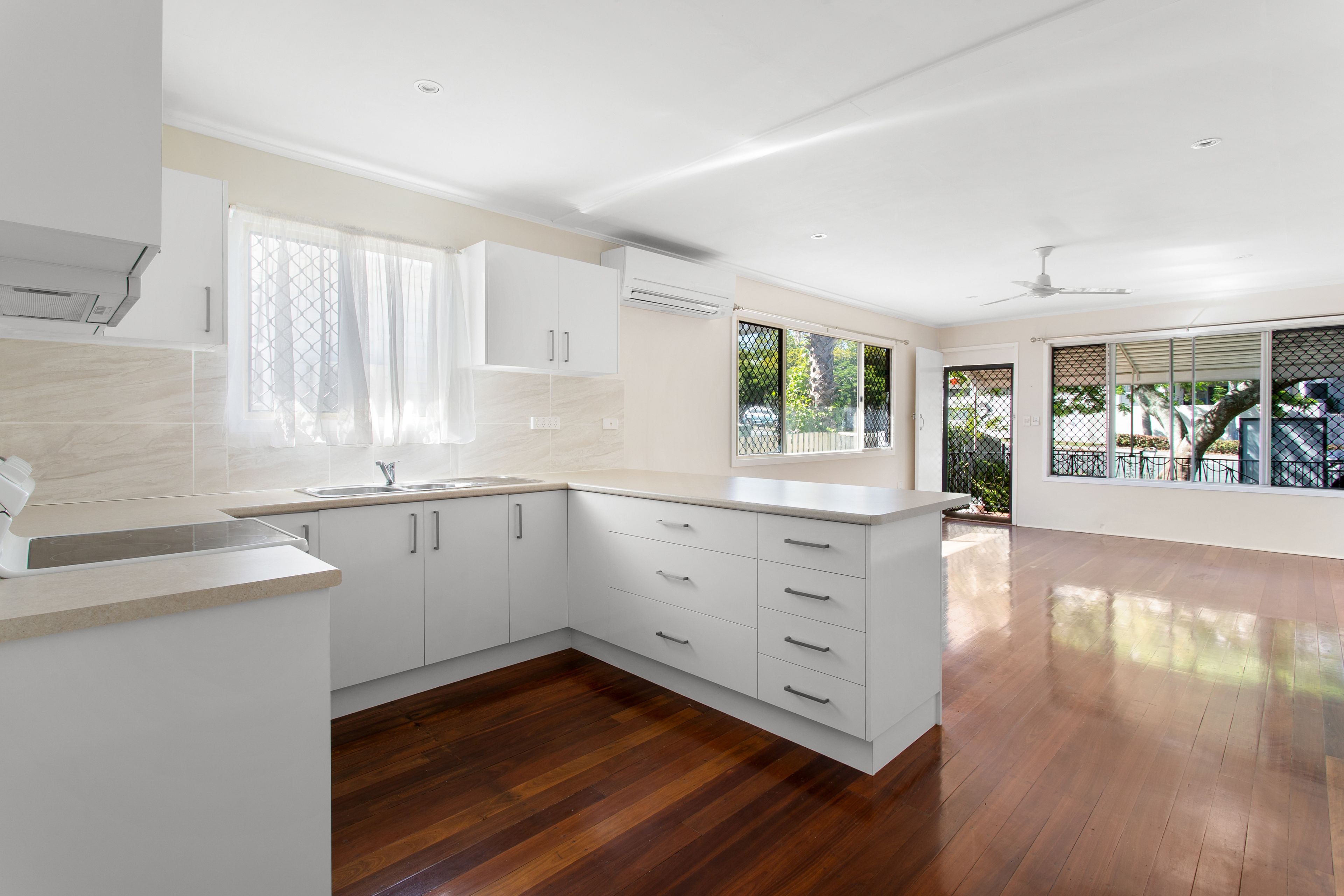 42 Anzac Avenue, Redcliffe, QLD 4020