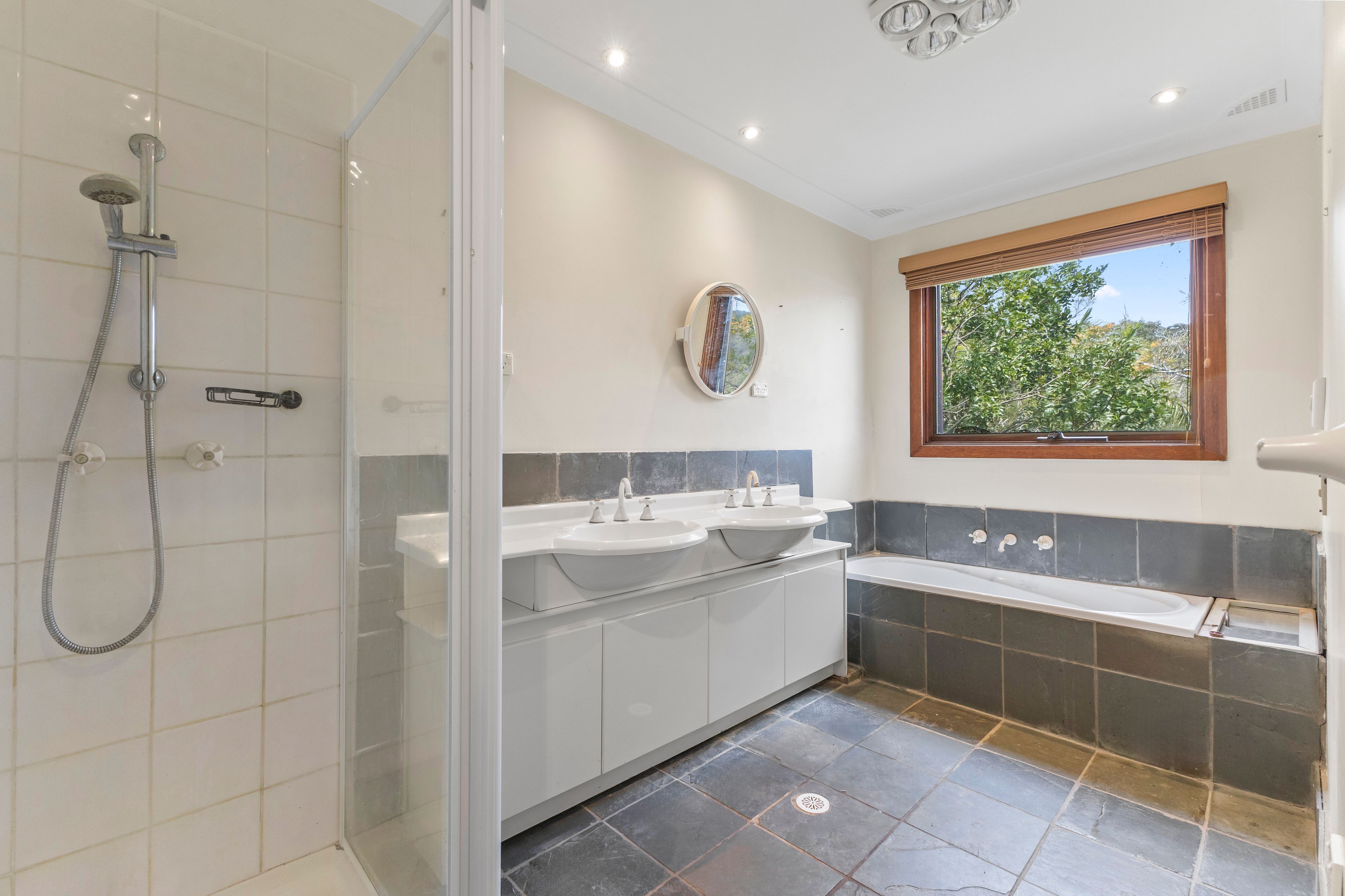 8 Hawkesbury Crescent — photo 12 of 17