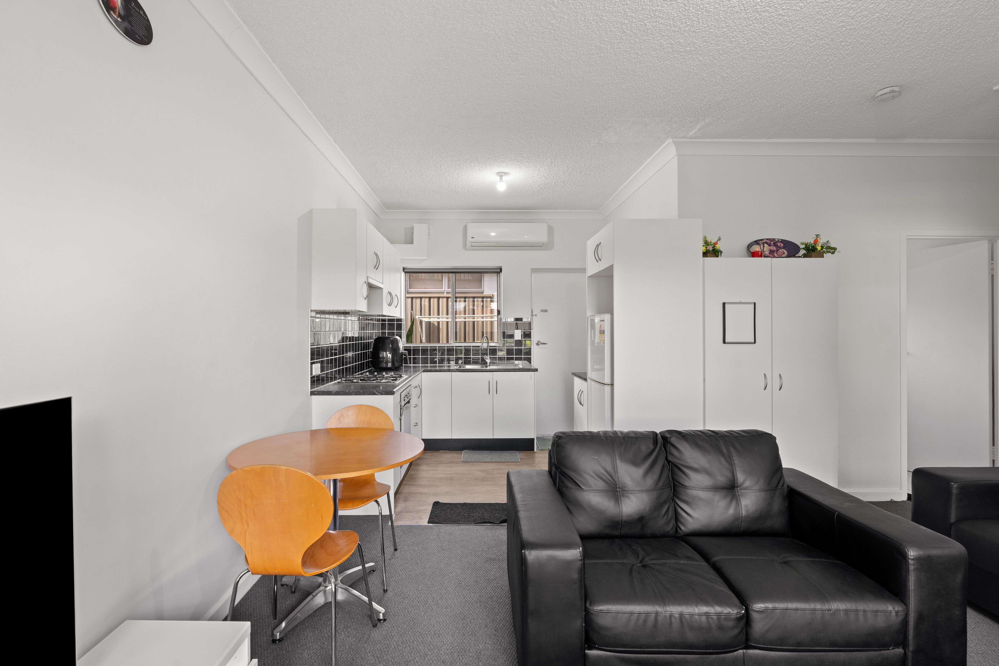 10/25 Thirza Avenue — photo 3 of 12