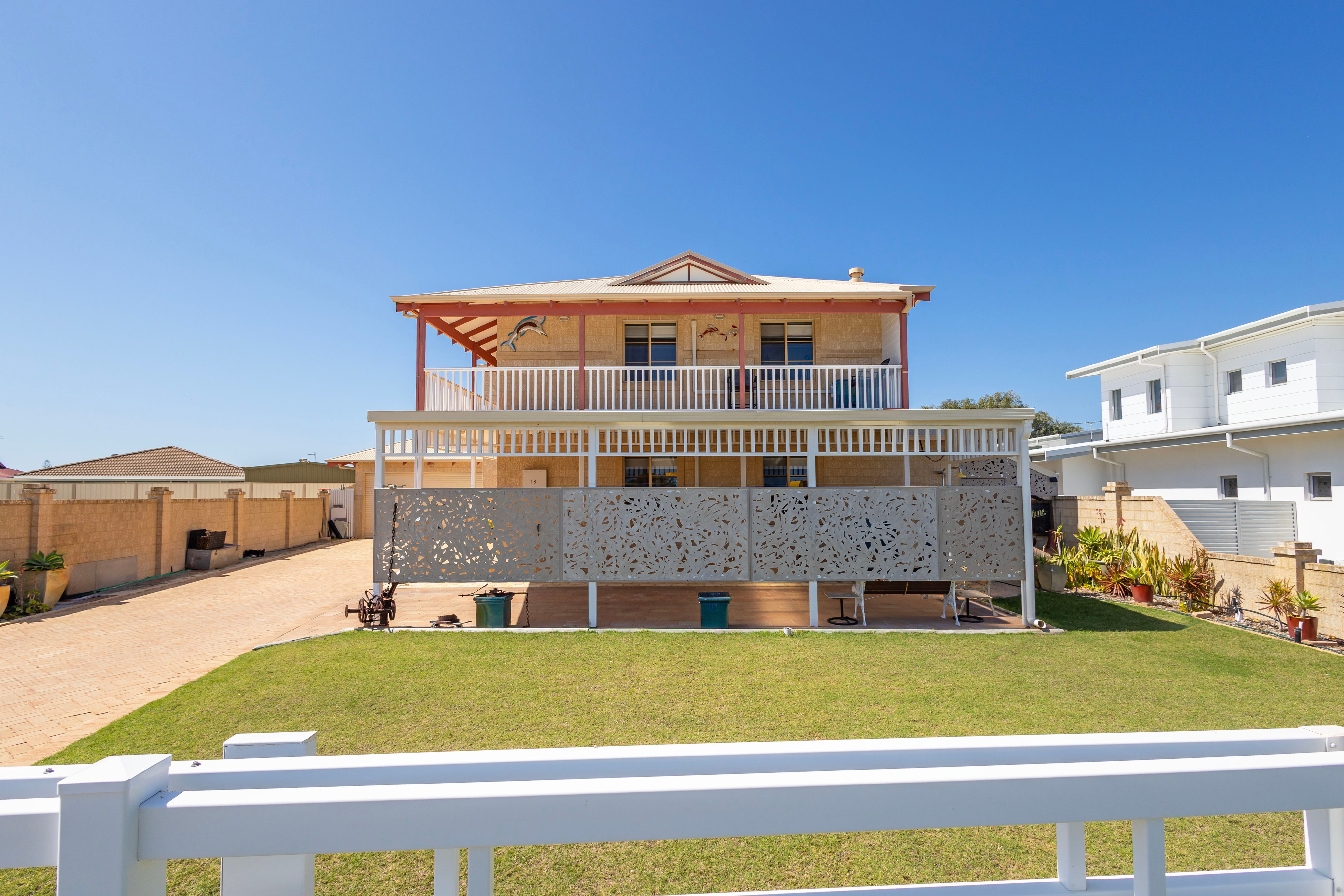 18 CASUARINA Crescent — photo 7 of 30