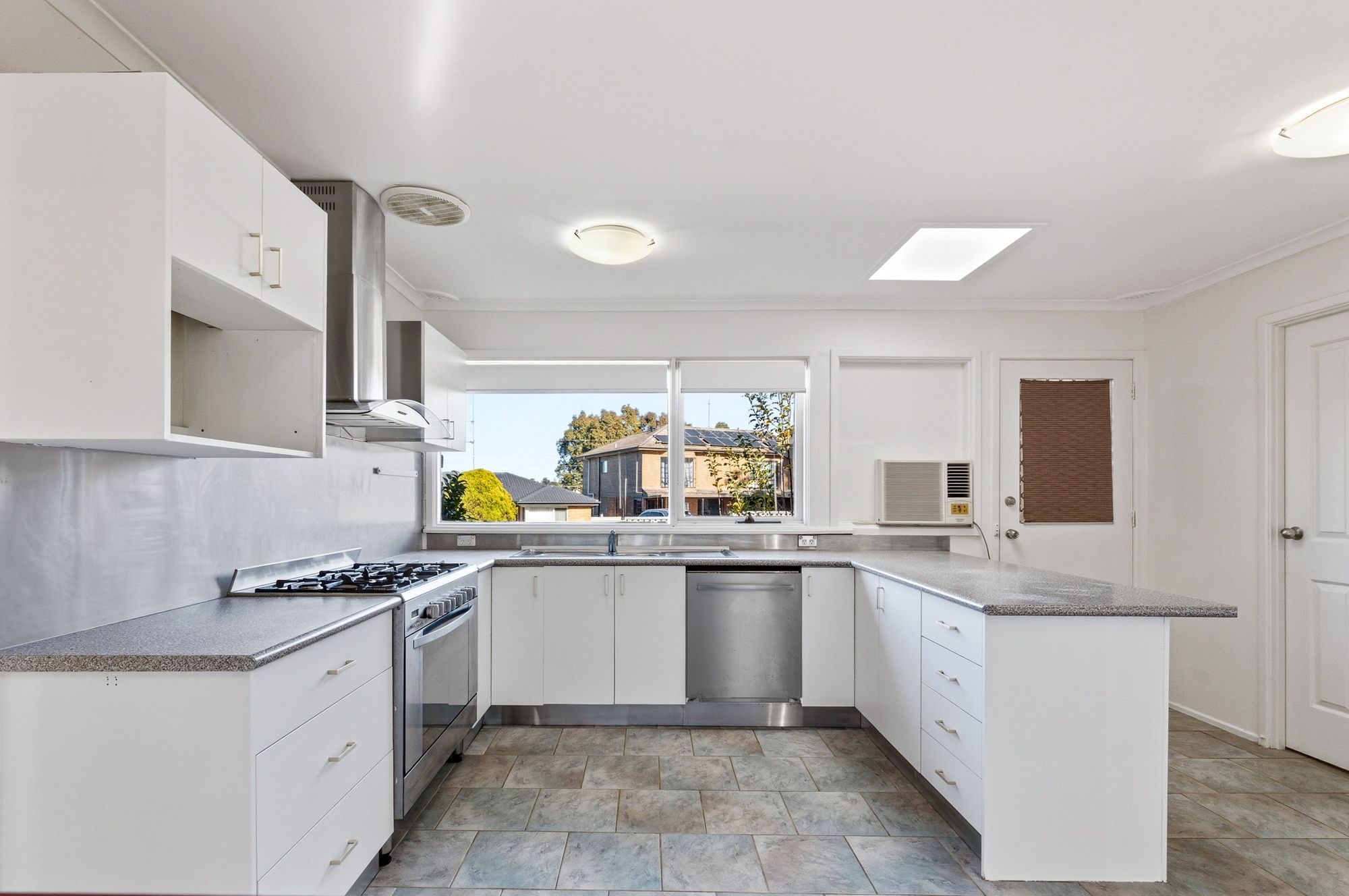 41 Pinaroo Crescent — photo 5 of 15