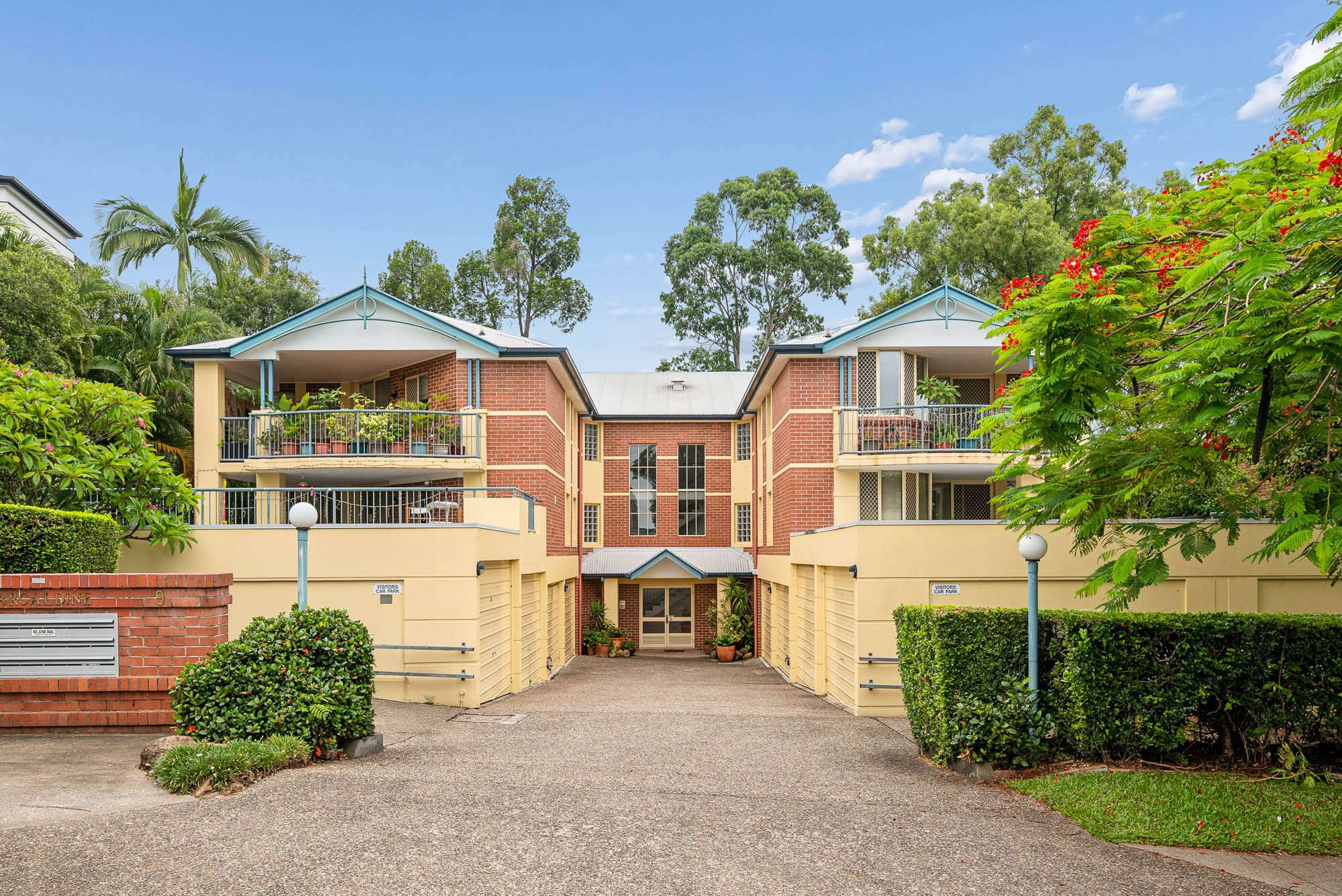 8/9 Jerdanefield Road, St Lucia, QLD 4067