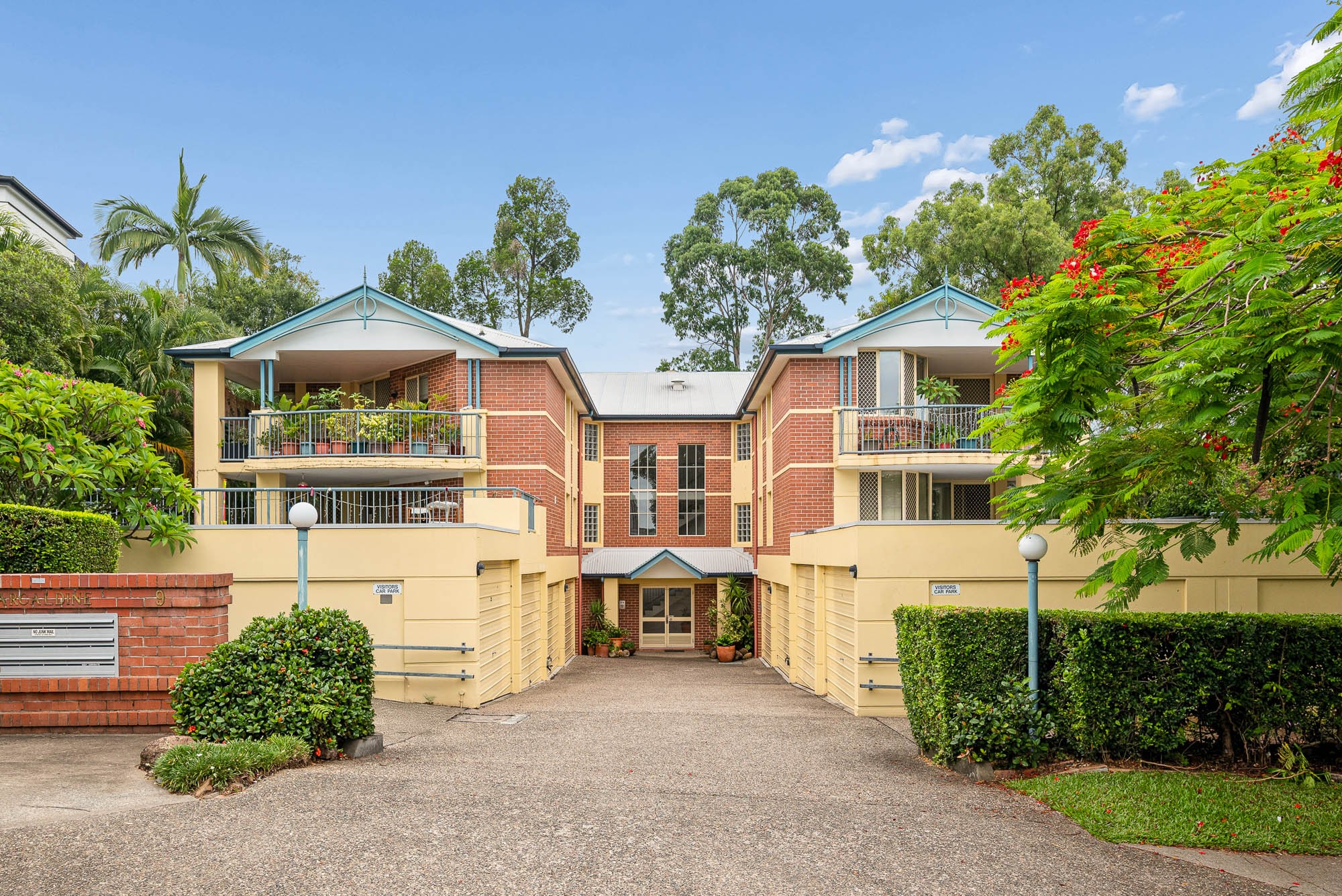 8/9 Jerdanefield Road, St Lucia, QLD 4067