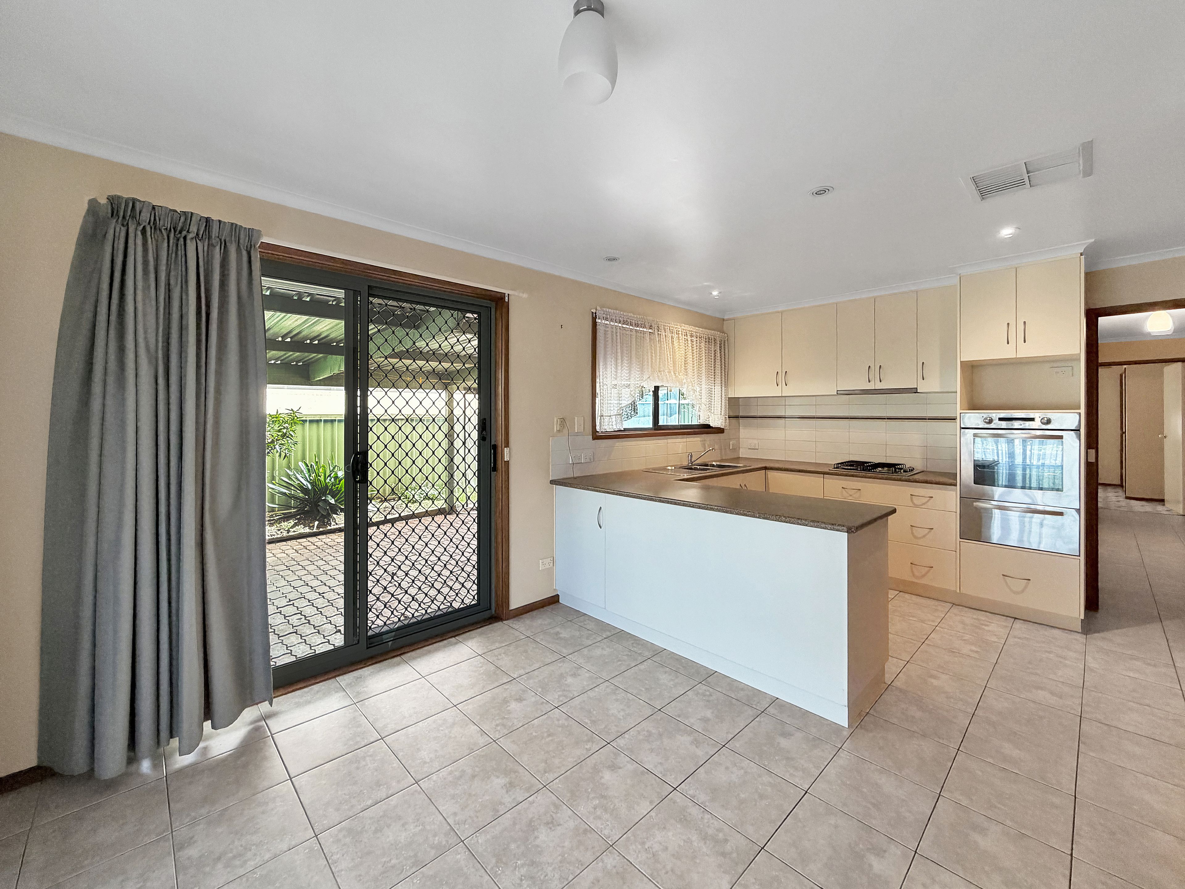 31 Perth Street — photo 3 of 8