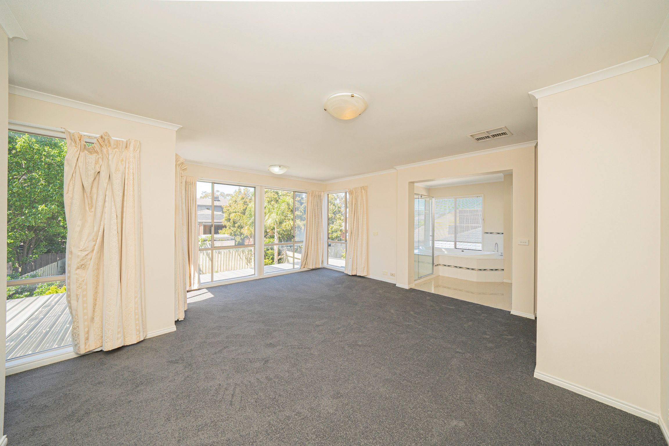 10 Lowanna Street — photo 8 of 17