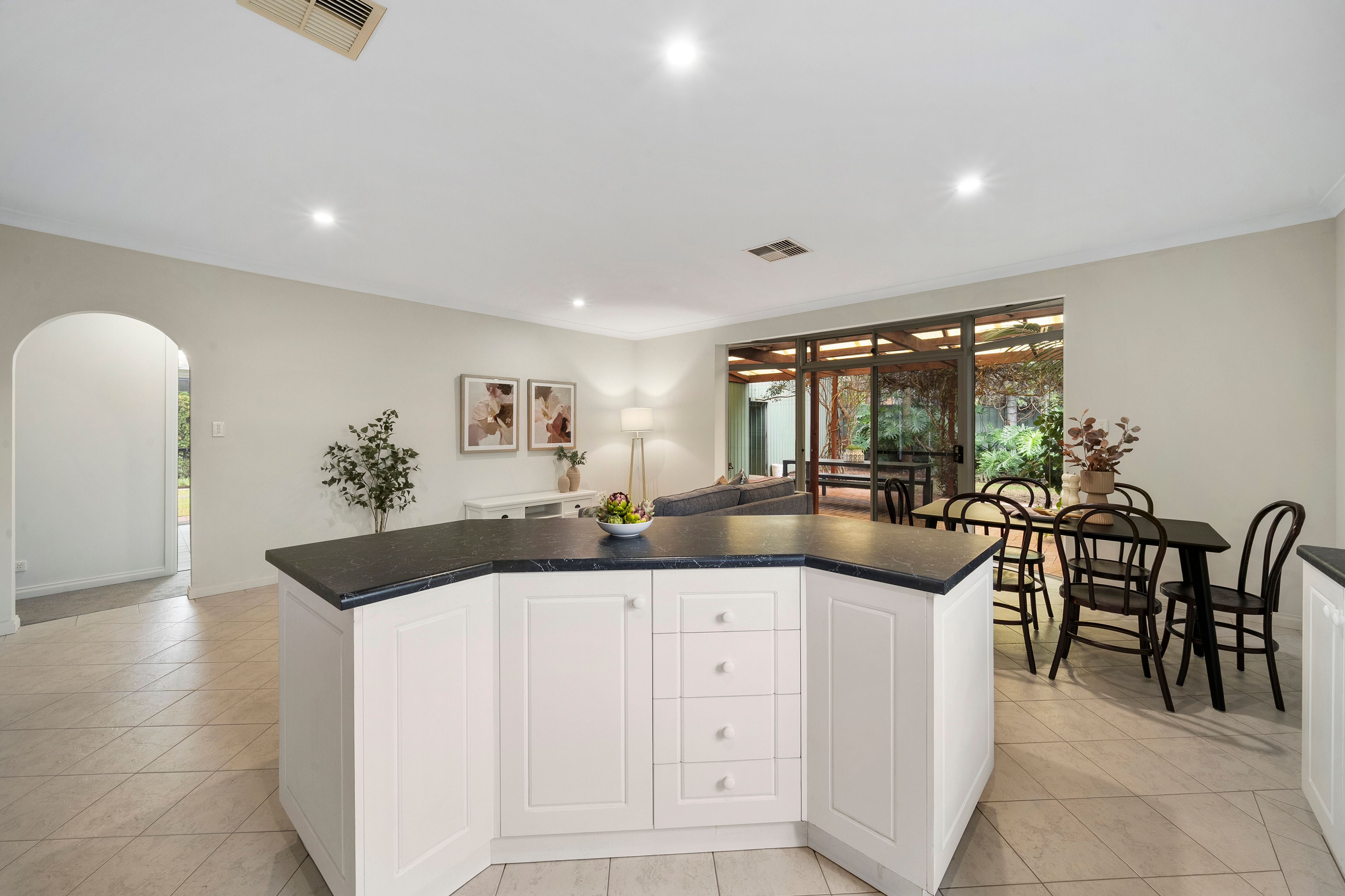 8 Zenobia Crescent — photo 8 of 15