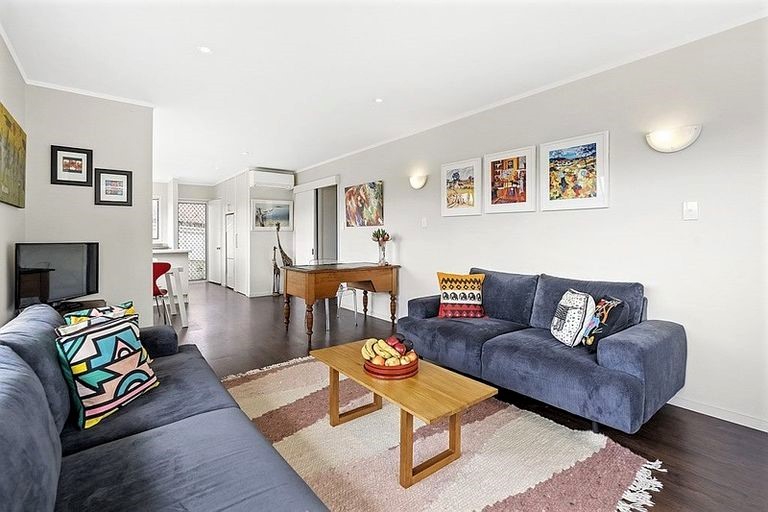 1/141 Chivalry Road, Glenfield, North Shore City
