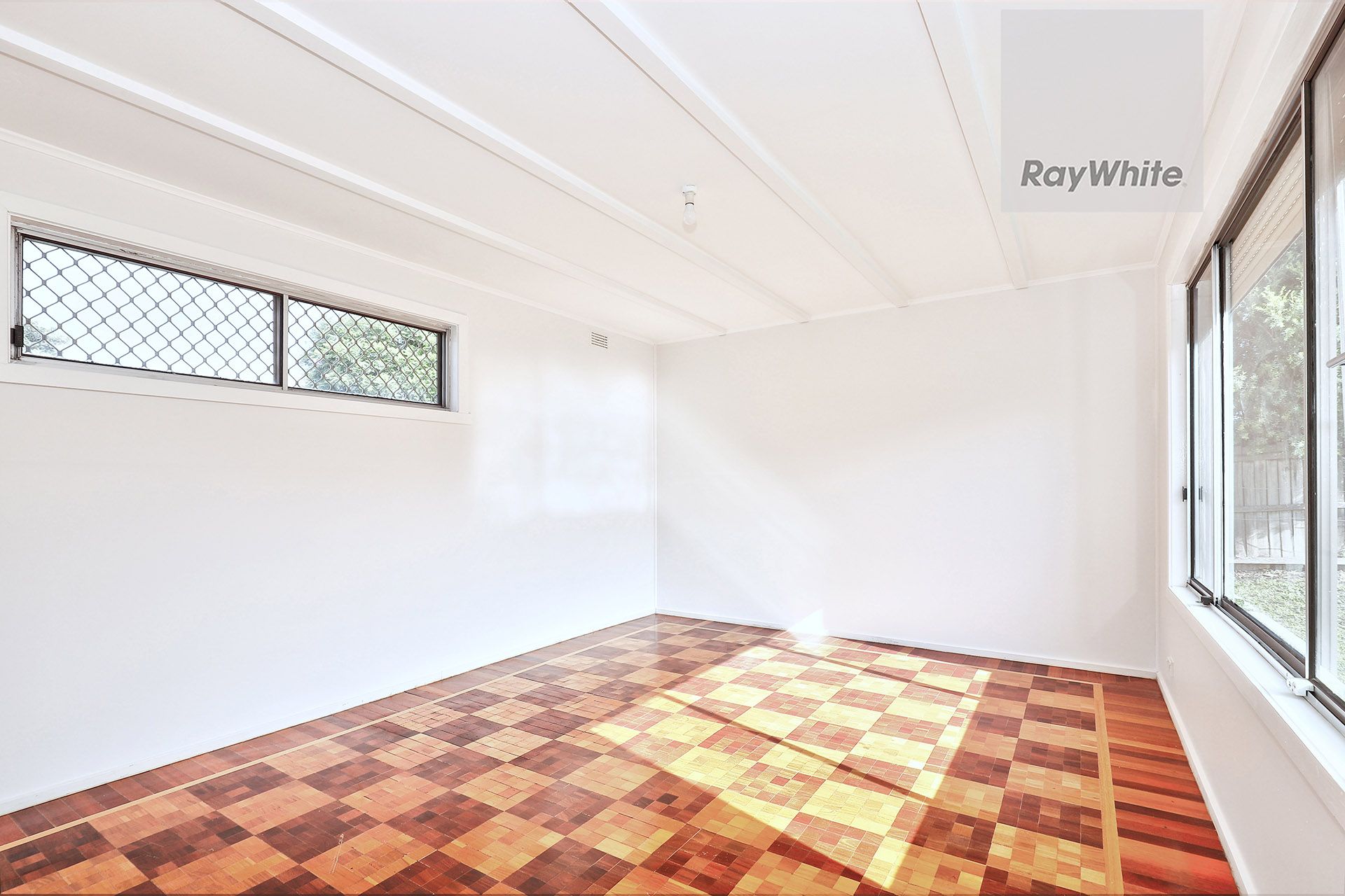 24 Lorraine Crescent — photo 9 of 10