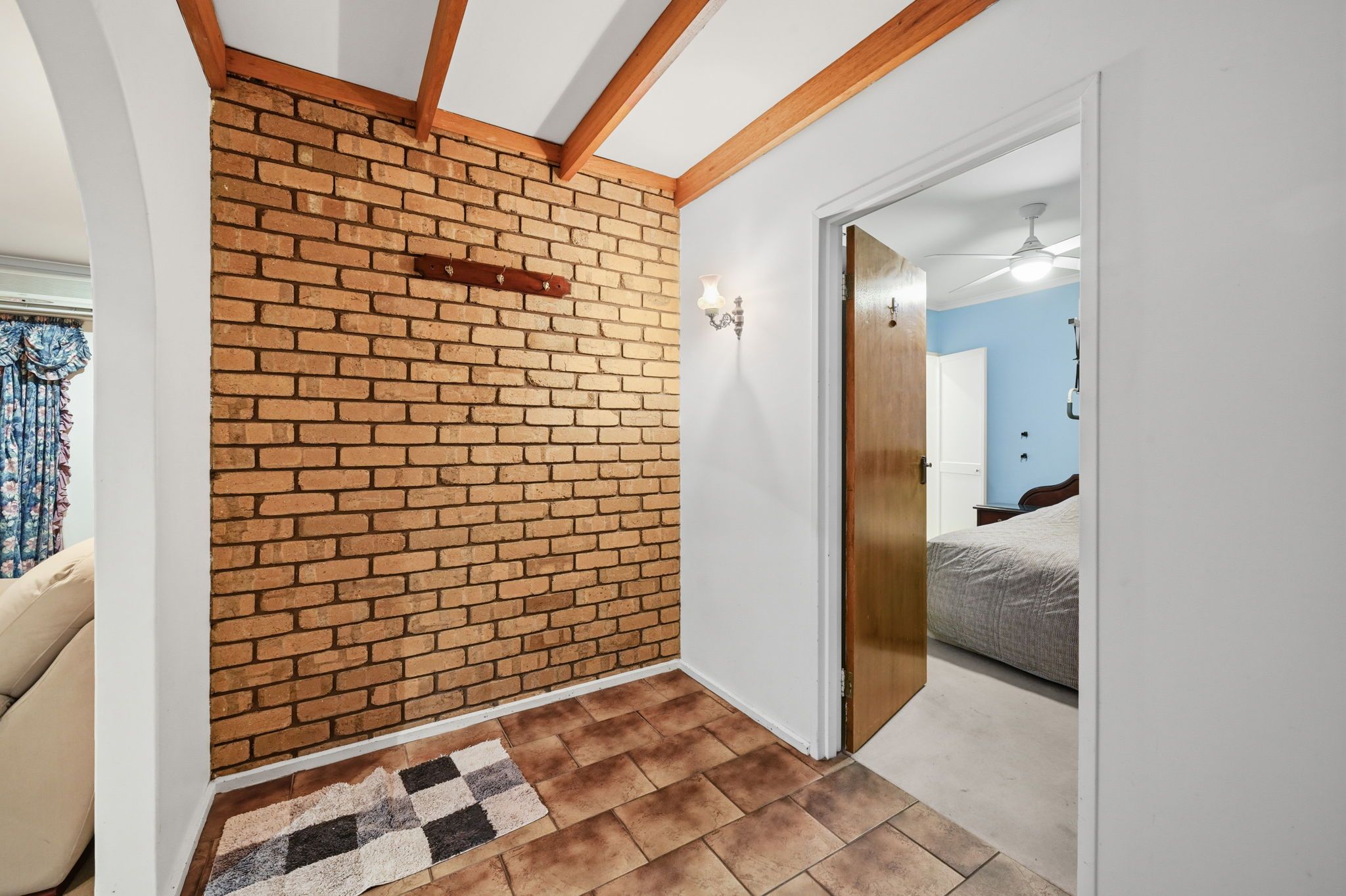 2/2 Anglers Court — photo 3 of 23