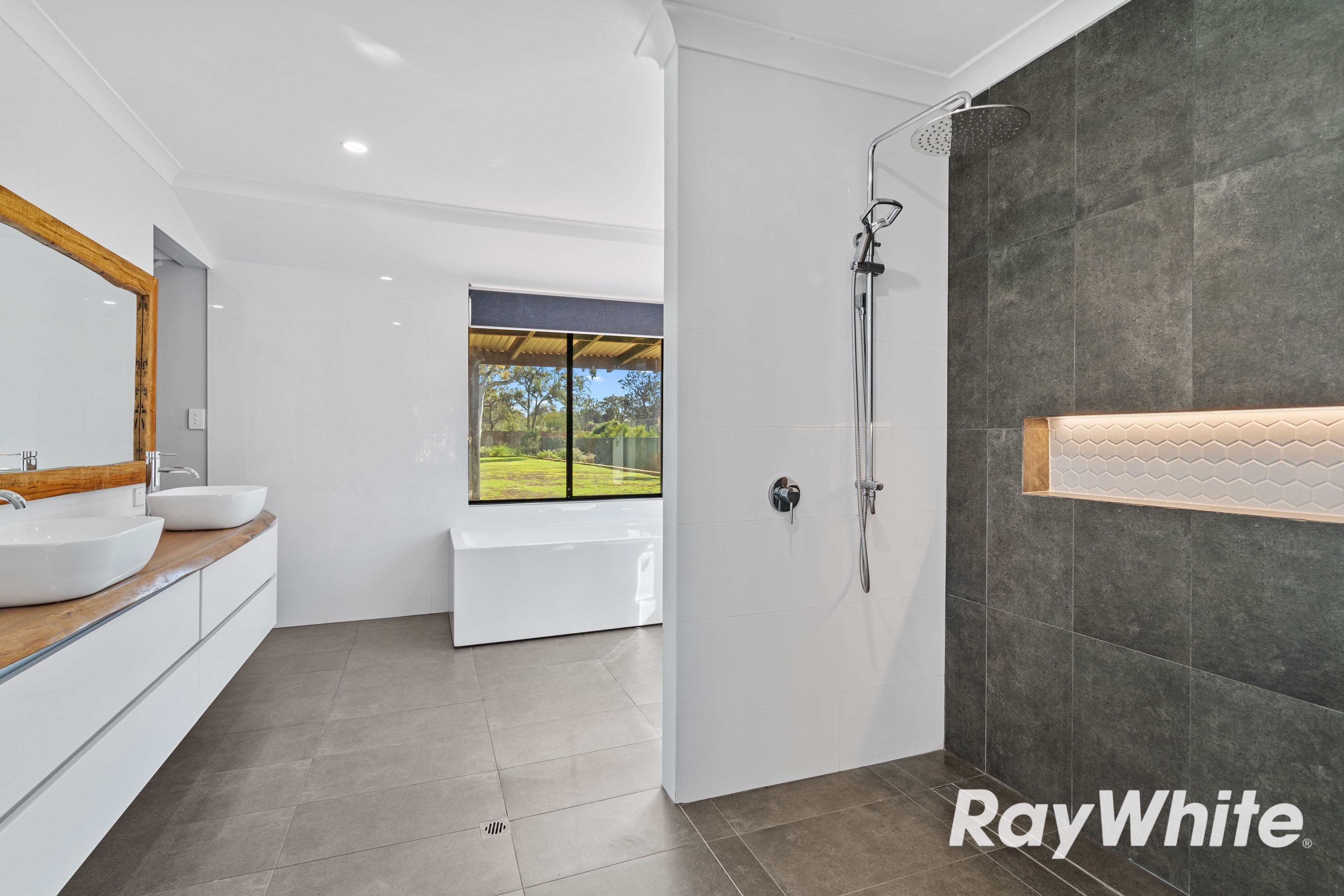 4 Silverton Crescent — photo 9 of 21