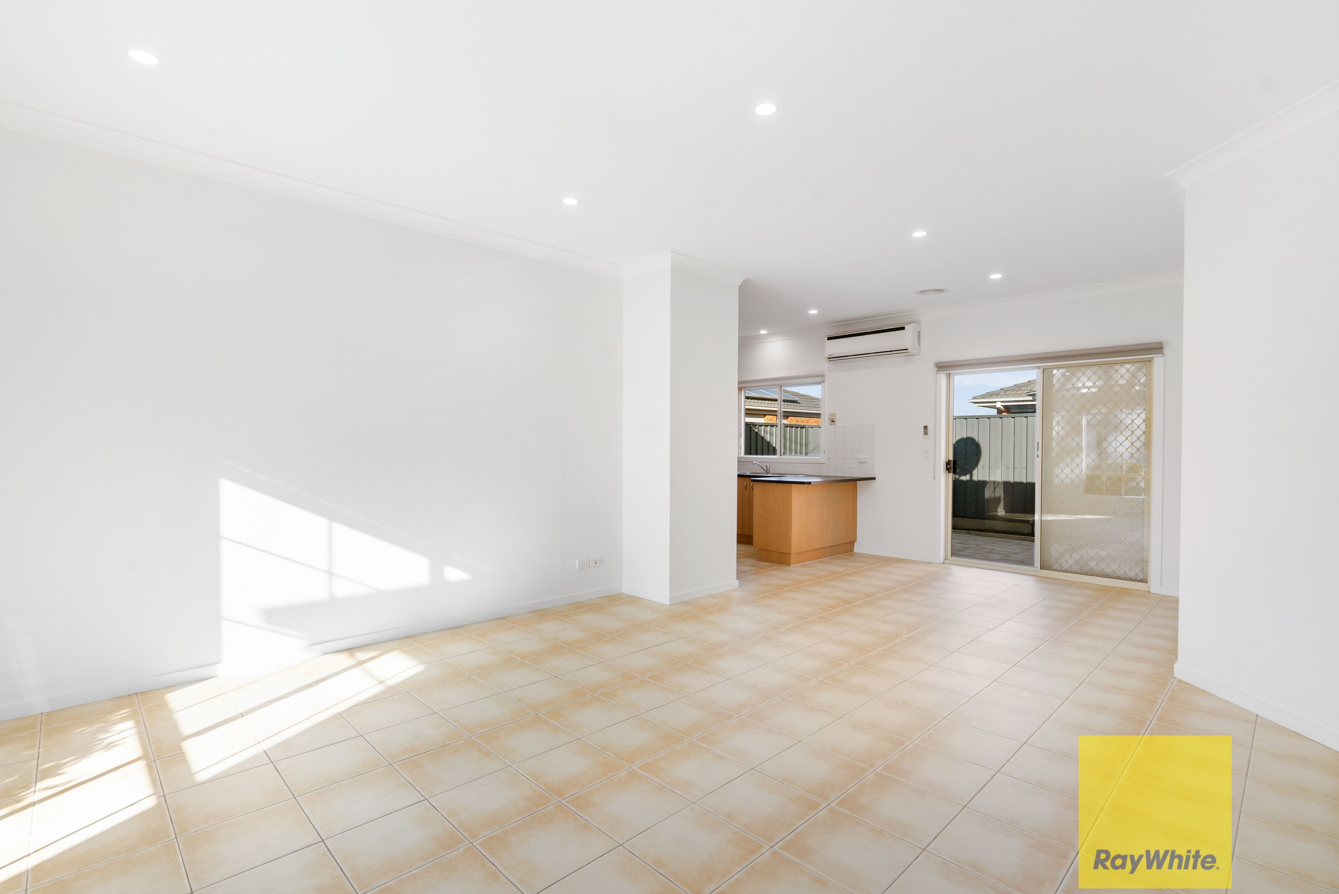 1/7 Dustin Court — photo 3 of 14