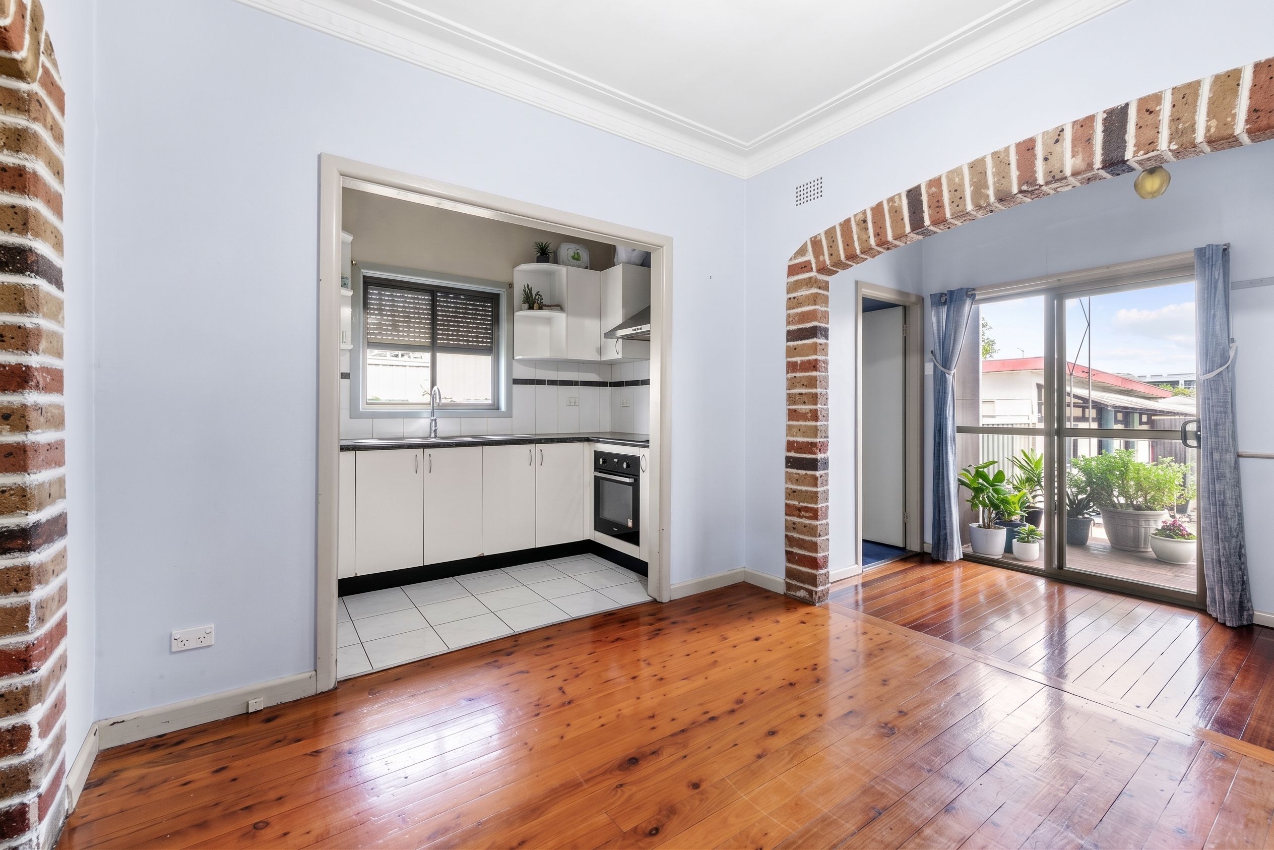 39 Yanderra Street — photo 4 of 12