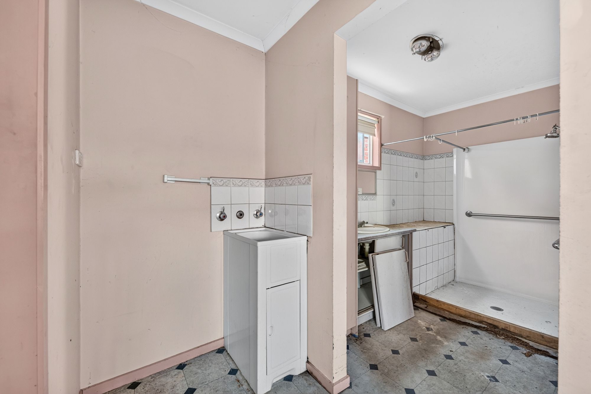 27 Robertson Crescent — photo 13 of 20