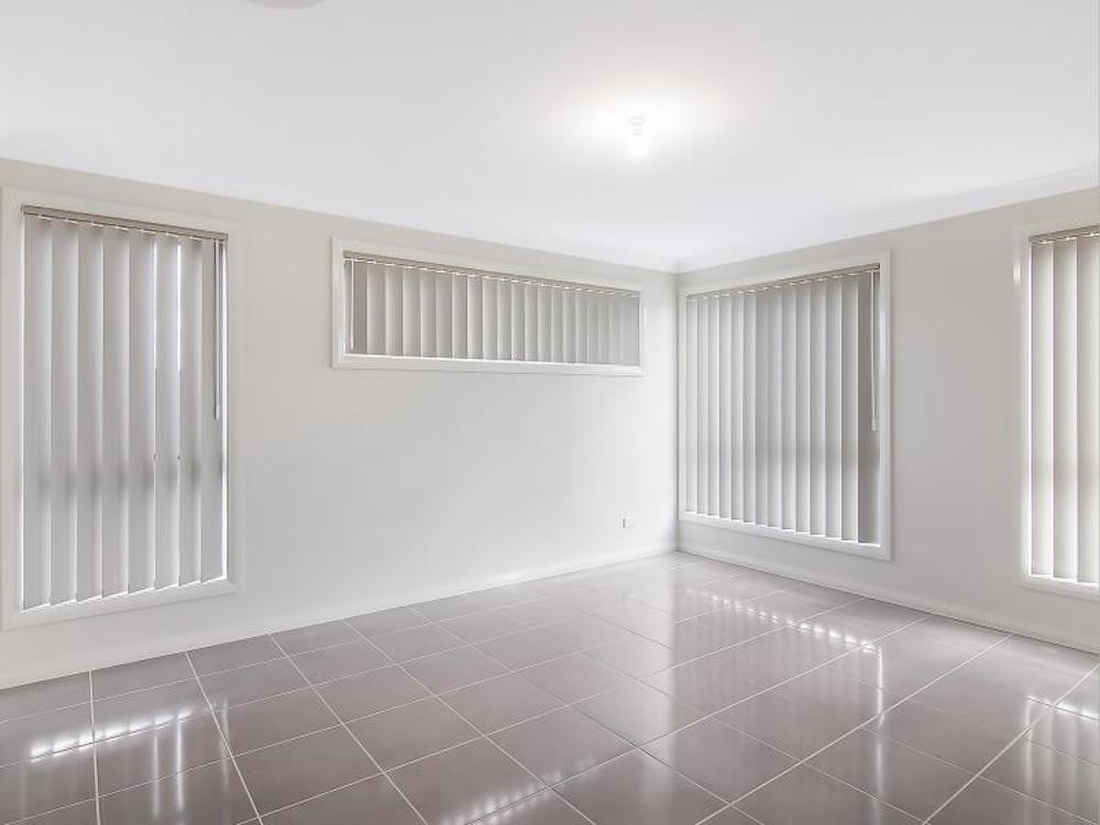 24 Lakeside Parade, JORDAN SPRINGS, NSW 2747