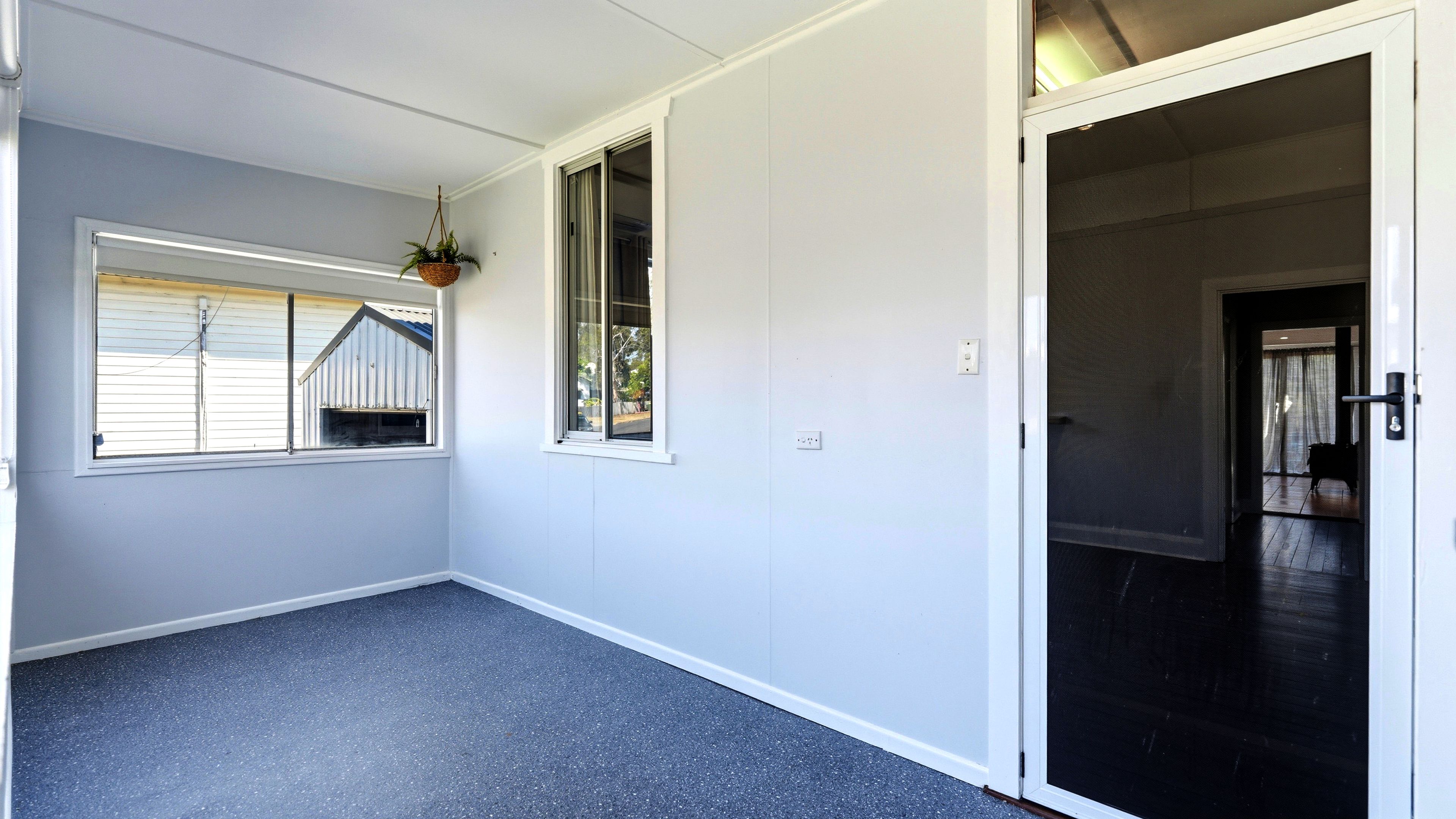 16 Ellen Street — photo 3 of 24