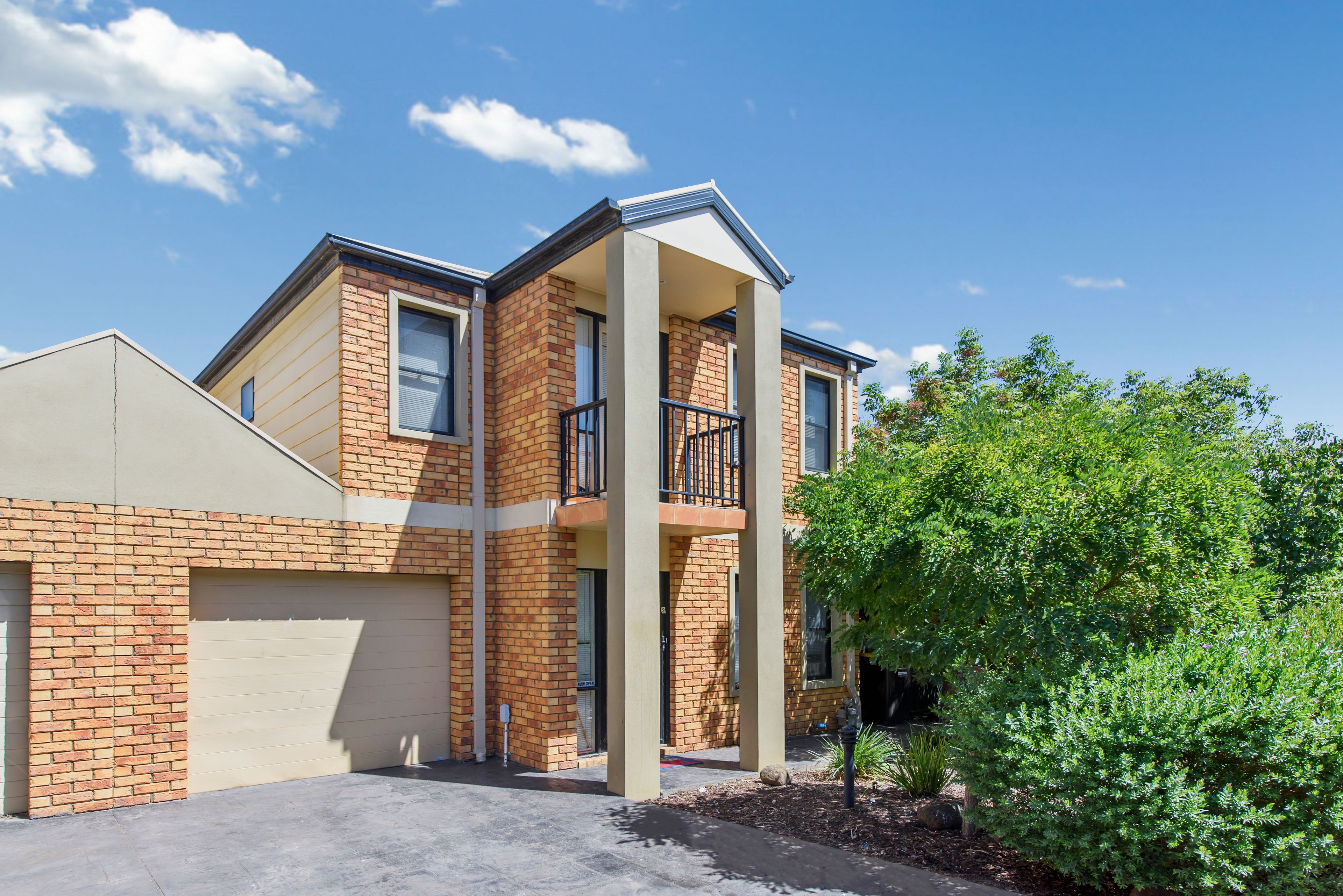 8 Lauffre Walk, Caroline Springs VIC 3023