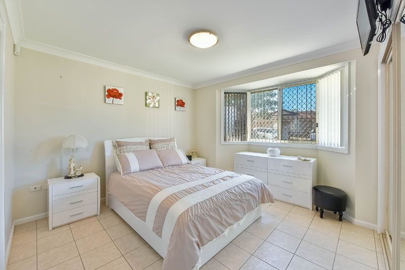 4 Moore Place, Currans Hill, NSW 2567
