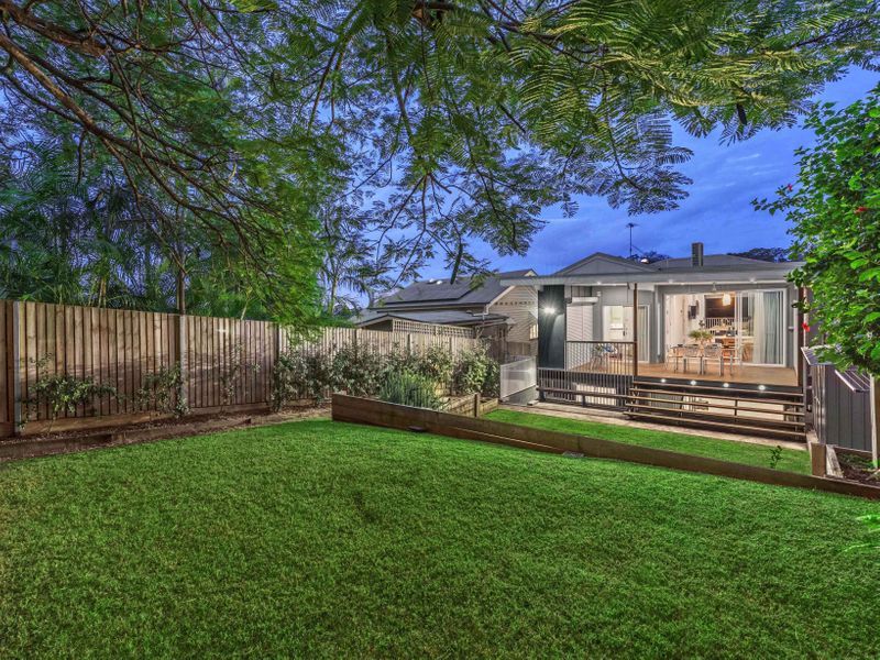 18 Dover Street, Hawthorne, QLD 4171