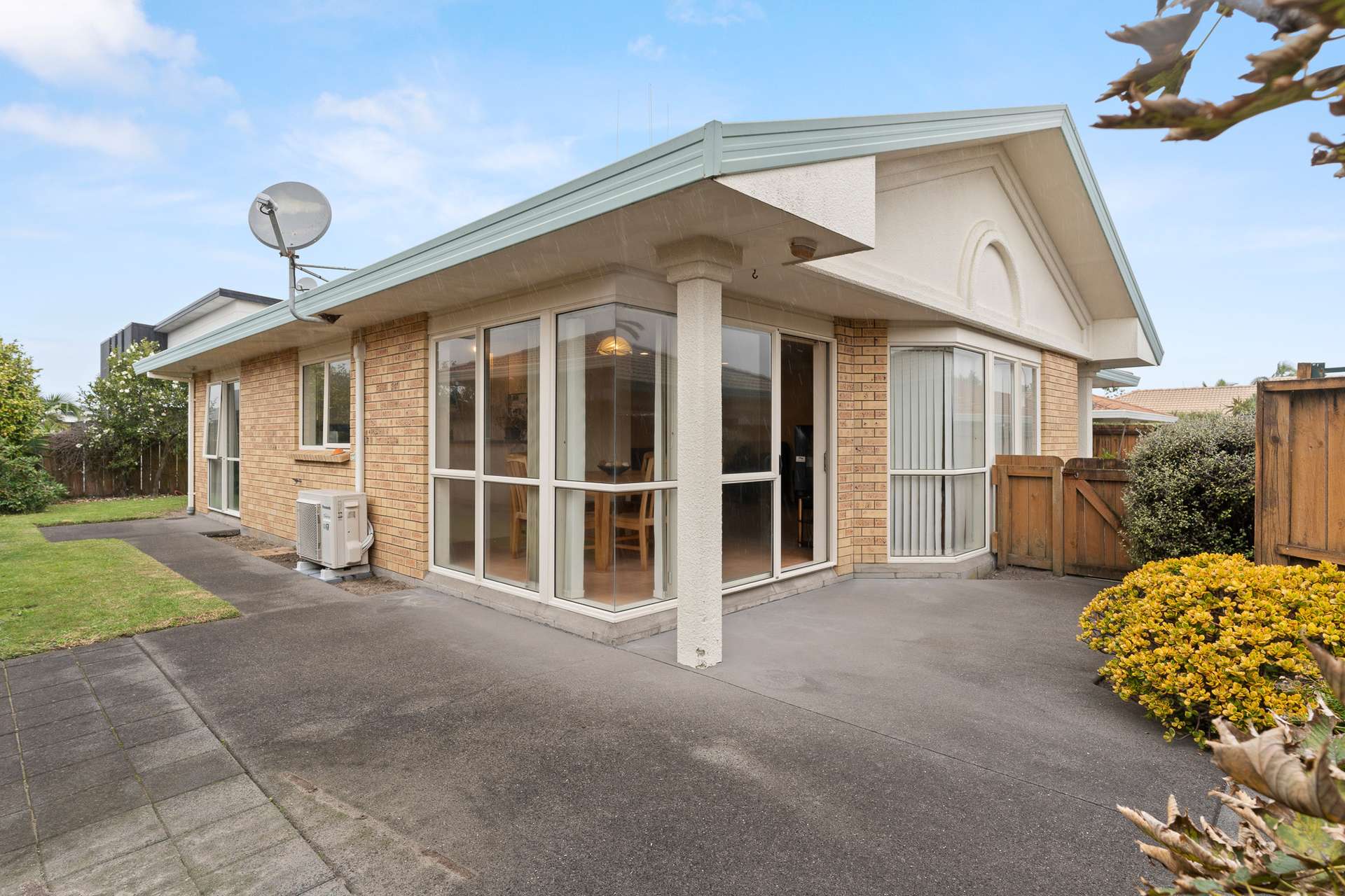 21 Sandhurst Drive photo 1
