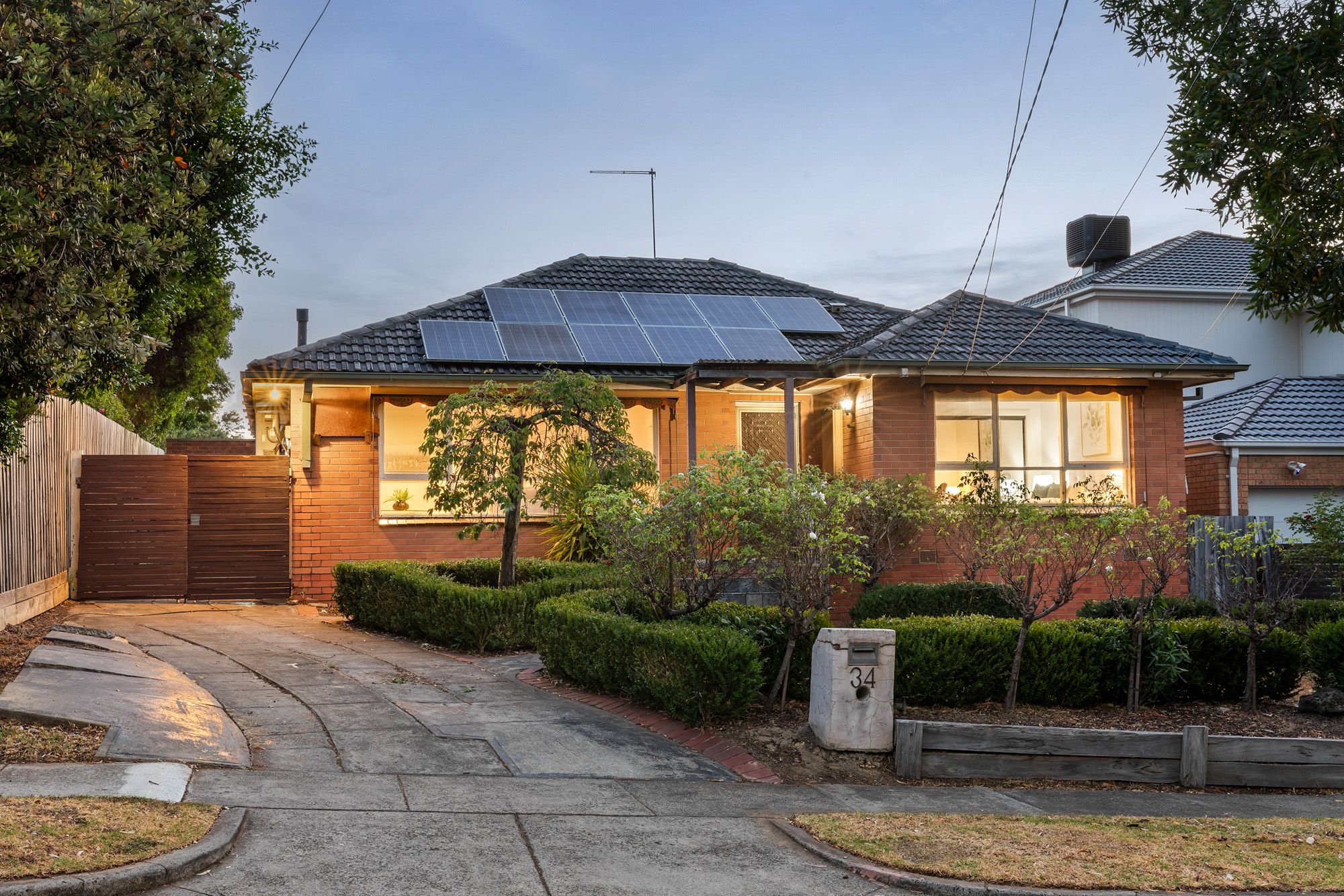 34 Rochdale Drive, Burwood East VIC 3151