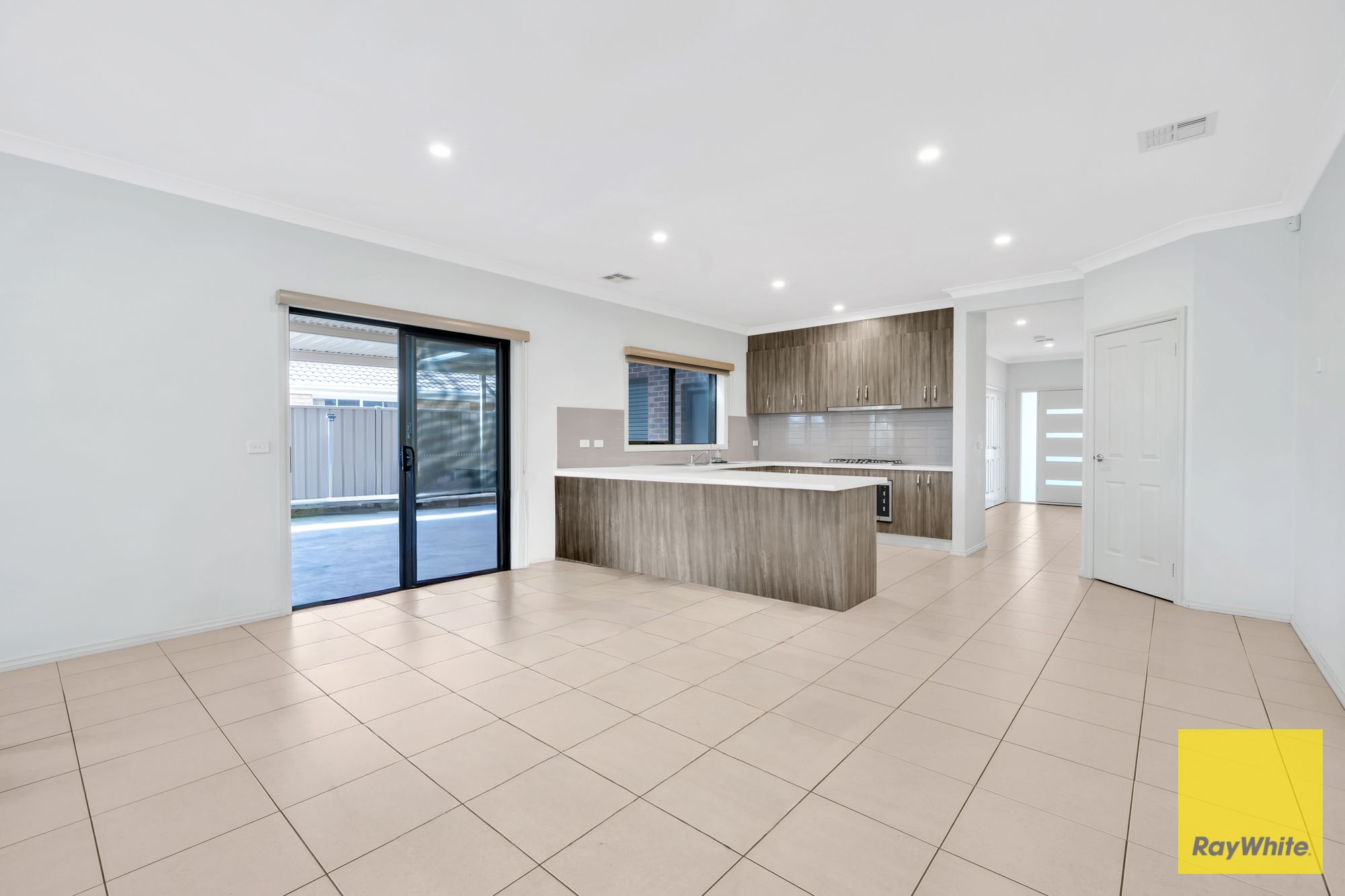 12 Mckenzie Crescent — photo 5 of 26