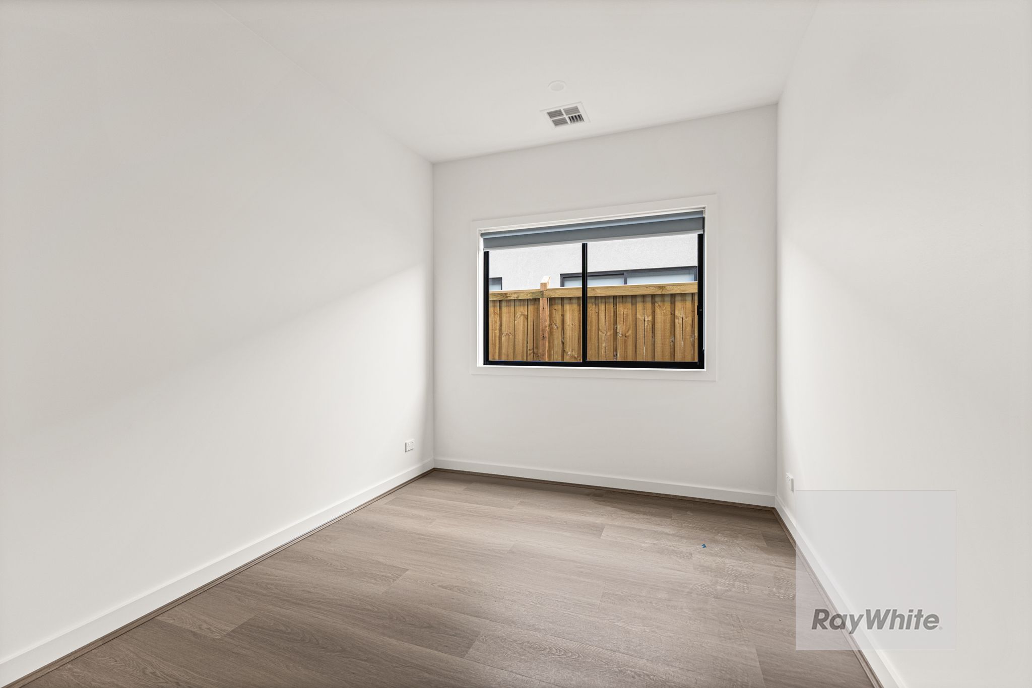 27 Petersfield Way — photo 8 of 11