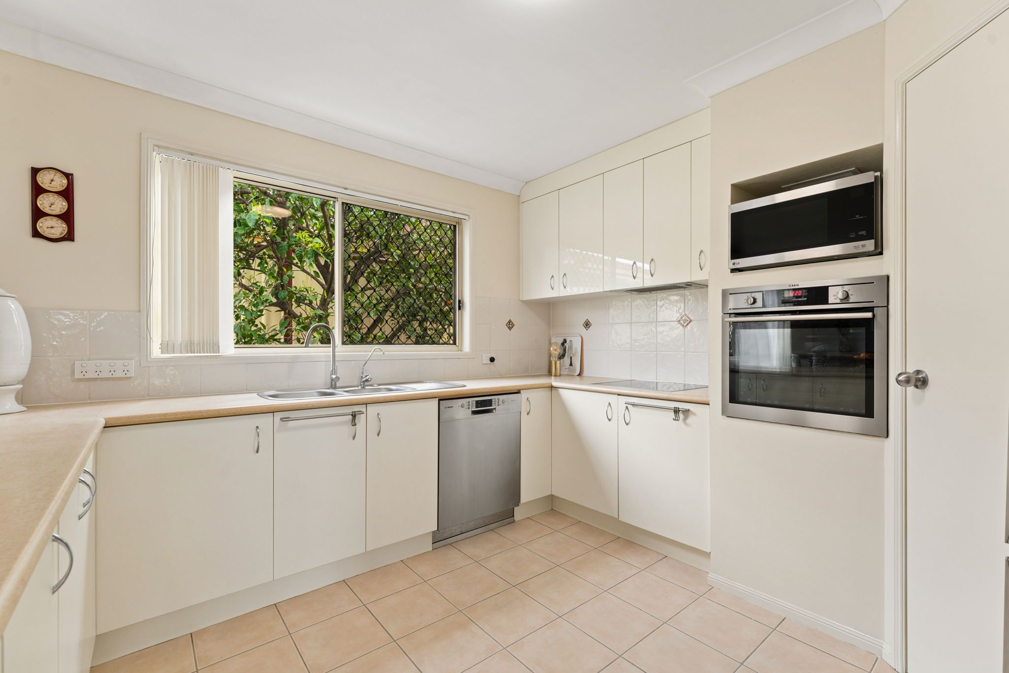 6 DONOHUE Court — photo 7 of 27
