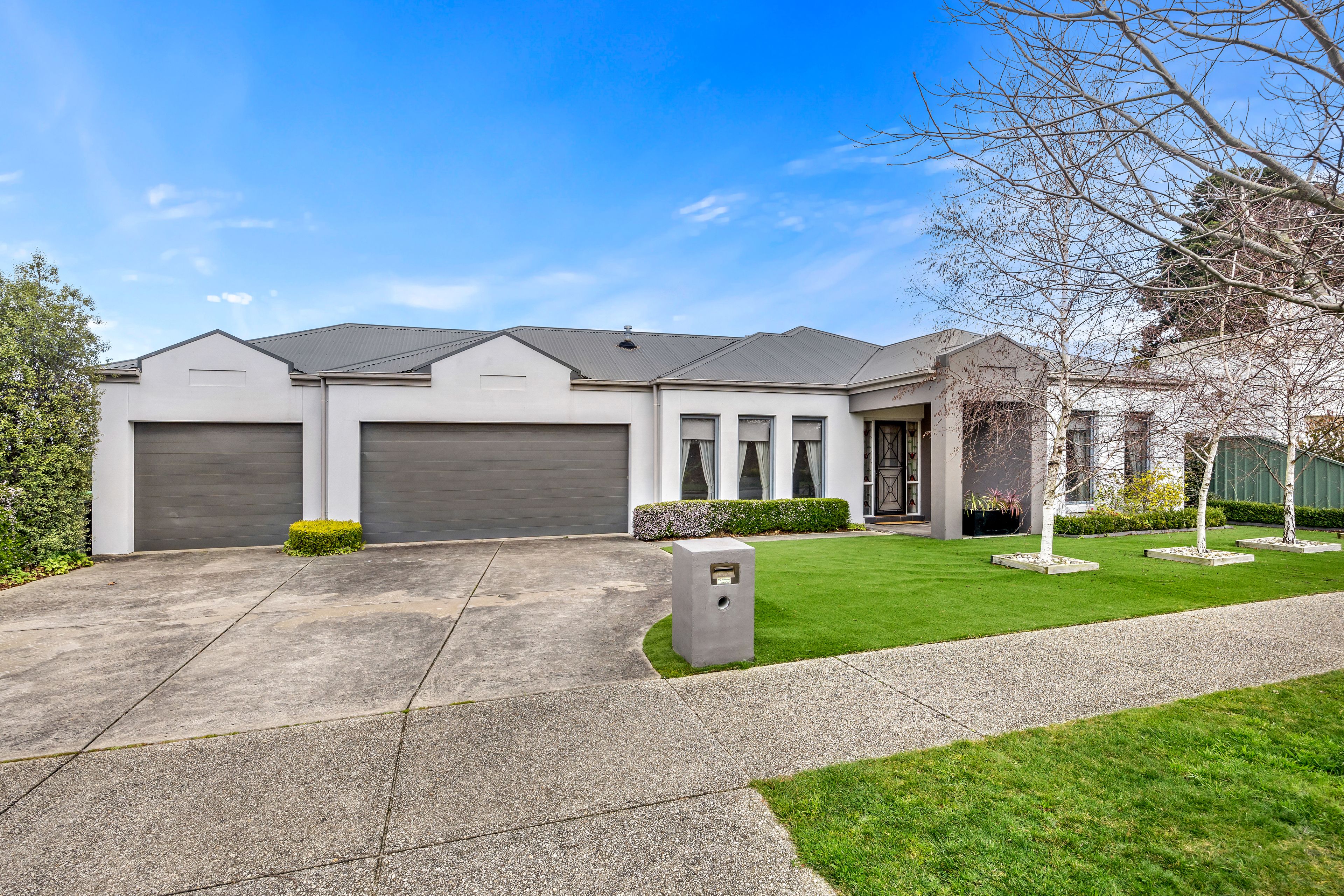 33 St Chester Avenue, Lake Gardens, VIC 3355