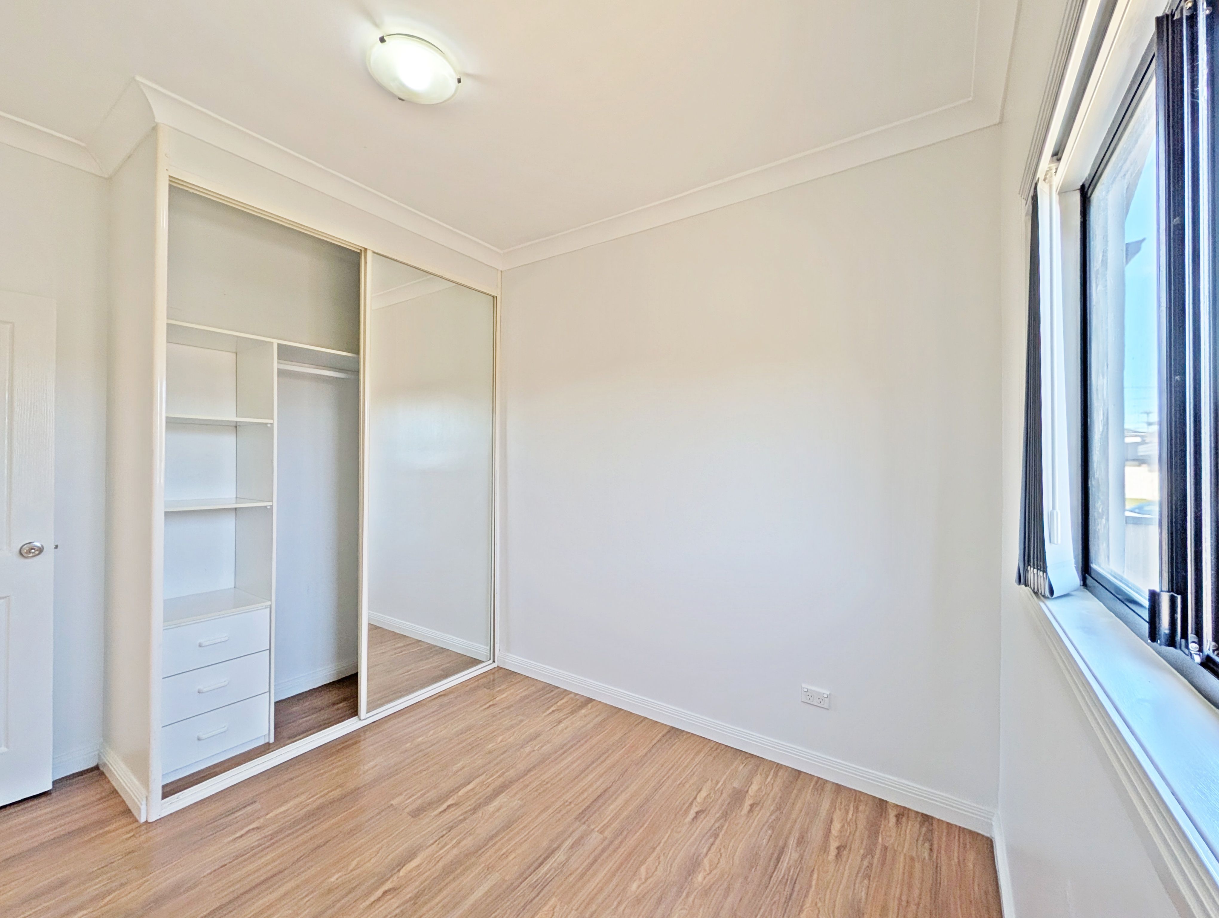 24 Sutherland Street — photo 3 of 13