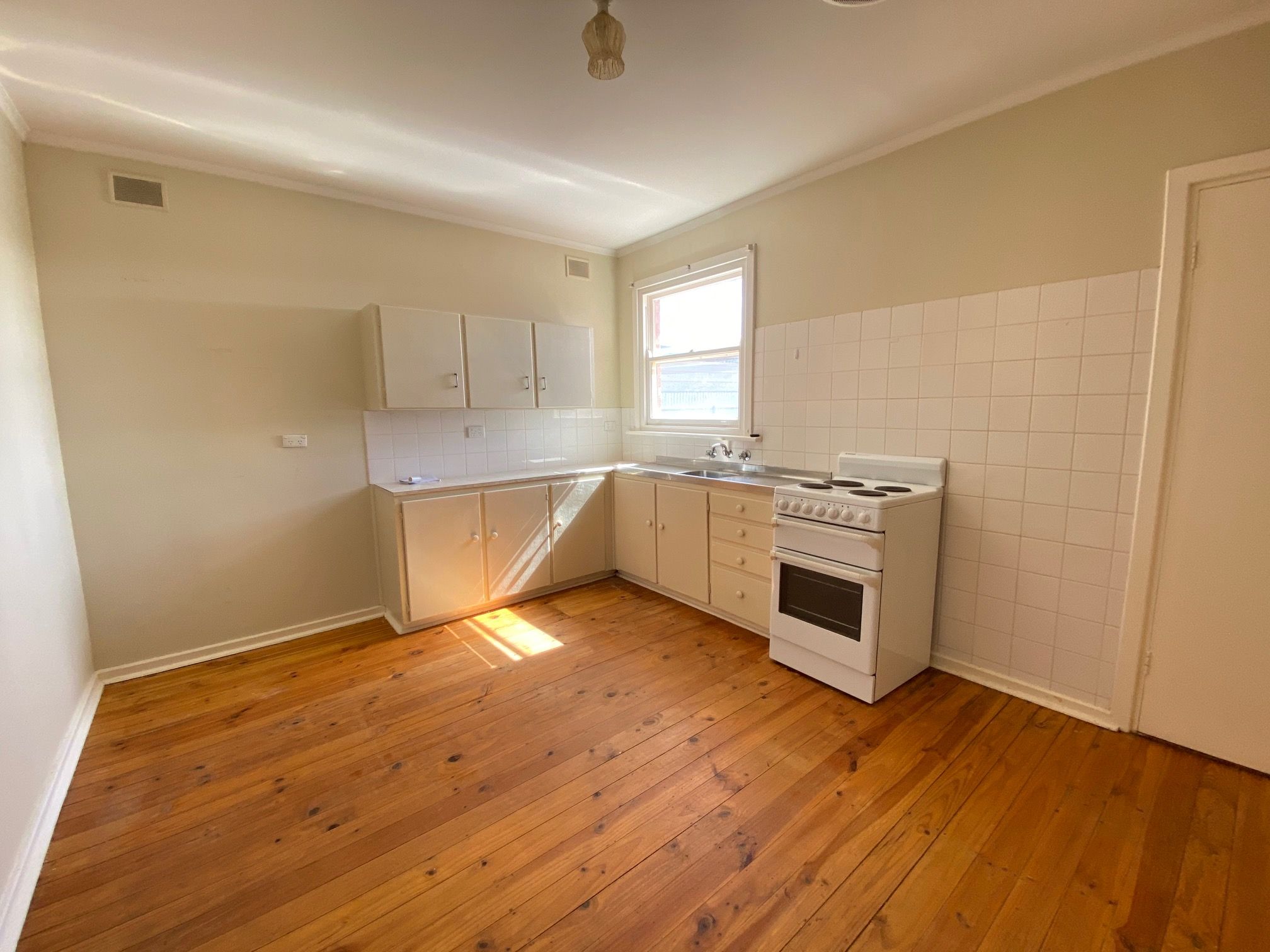 16 Albert Street — photo 7 of 10