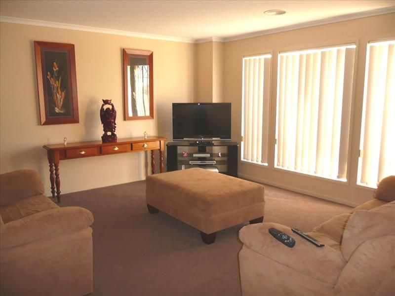 11 Clarence Street, MANOR LAKES, VIC 3024