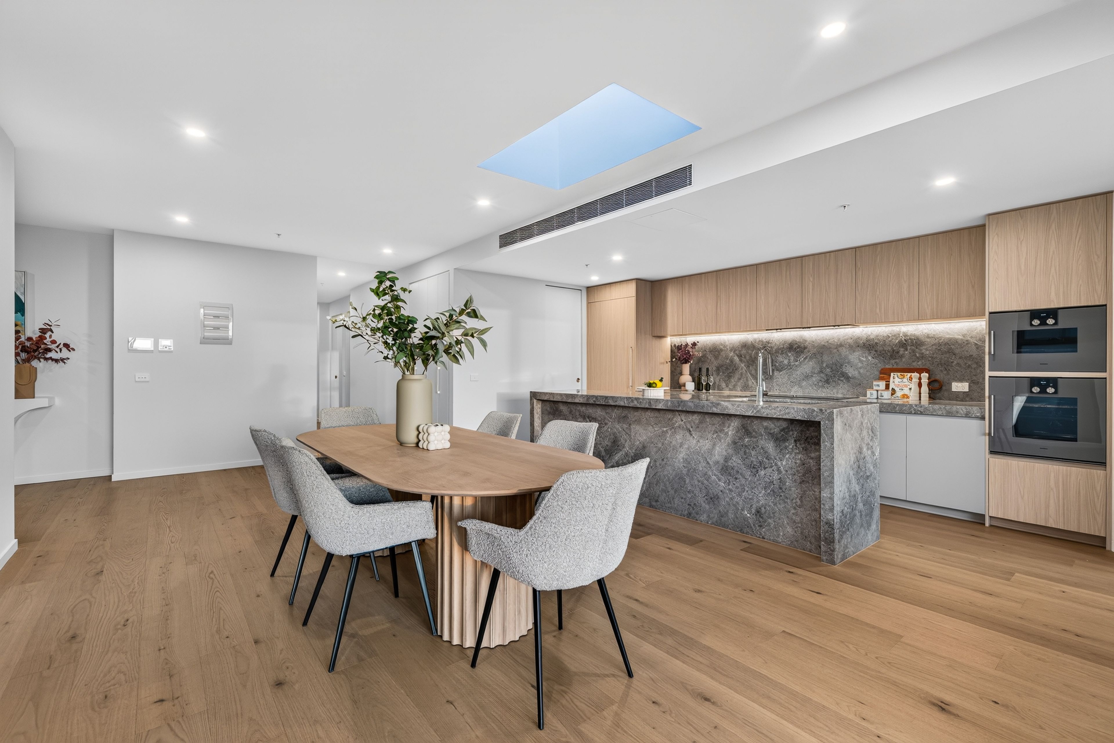 302/76 Beach Road — photo 8 of 27