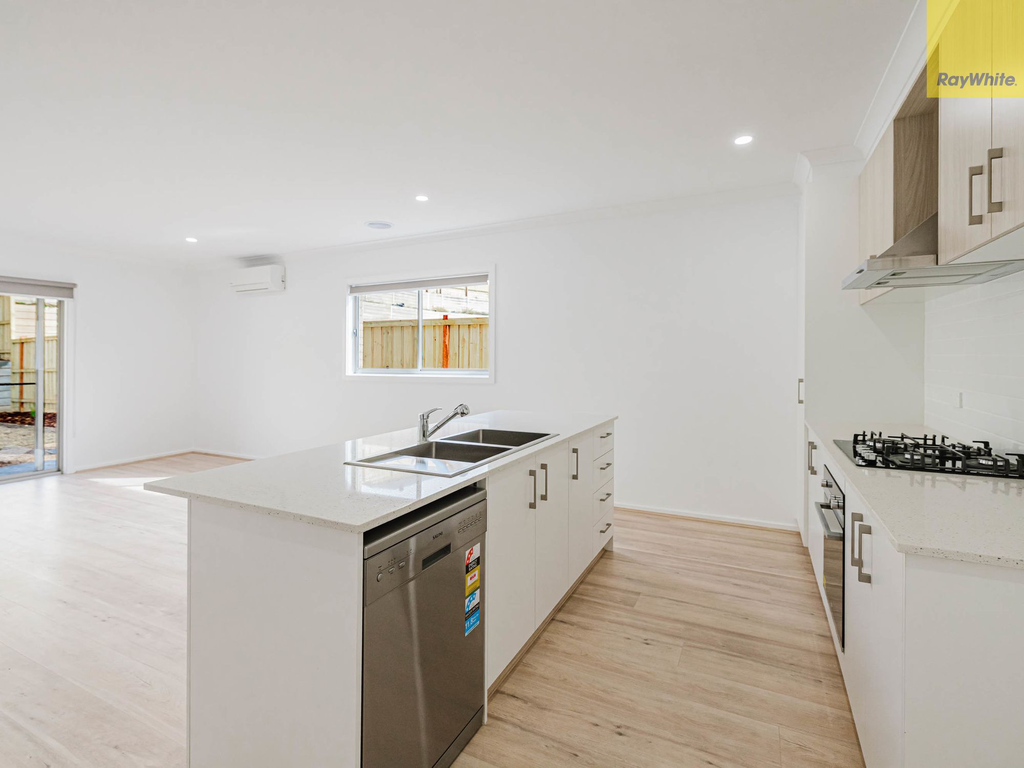 8 Valda Crescent — photo 3 of 14