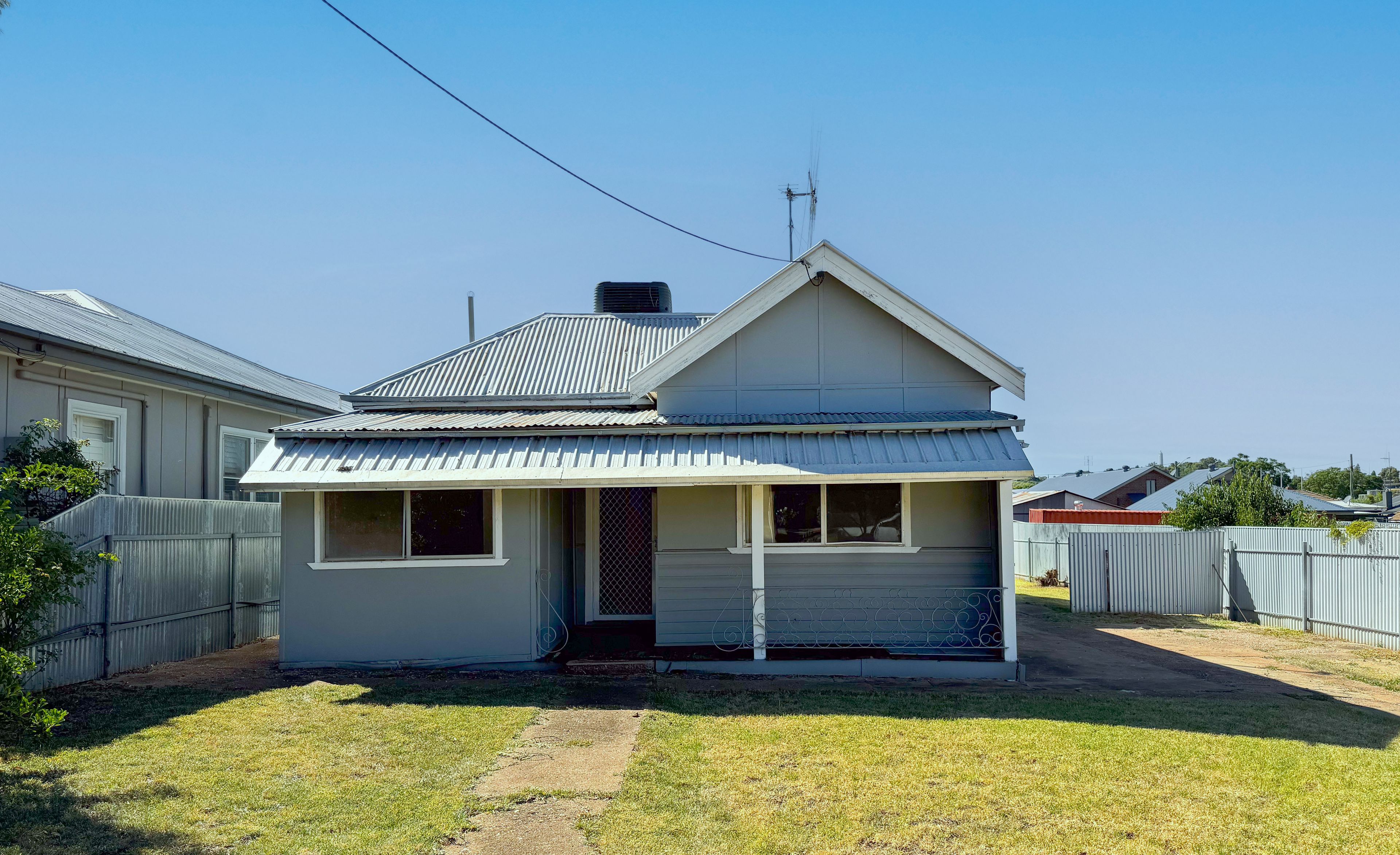 16 Carrington Street, Parkes NSW 2870