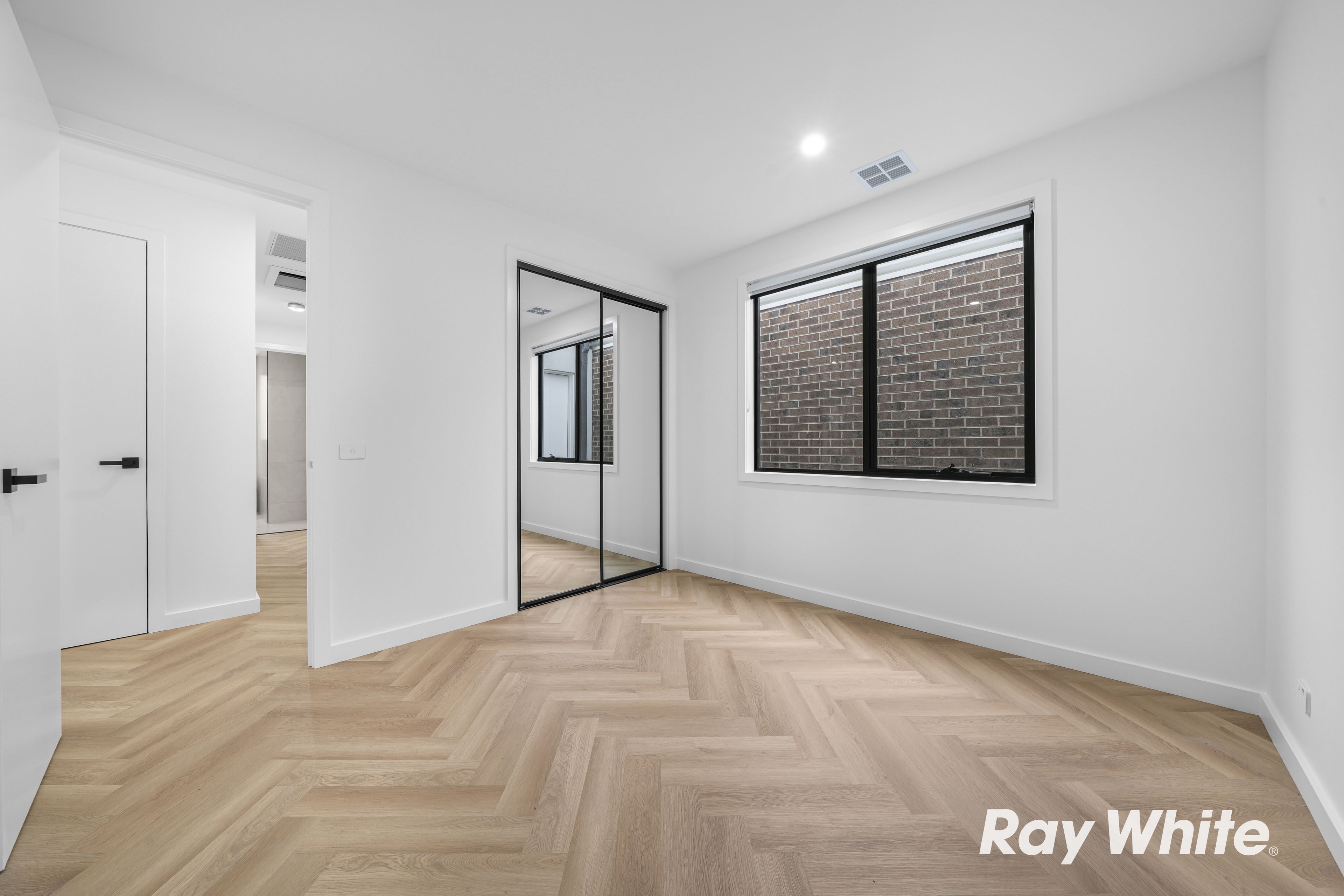 8 Castle Crescent — photo 6 of 9