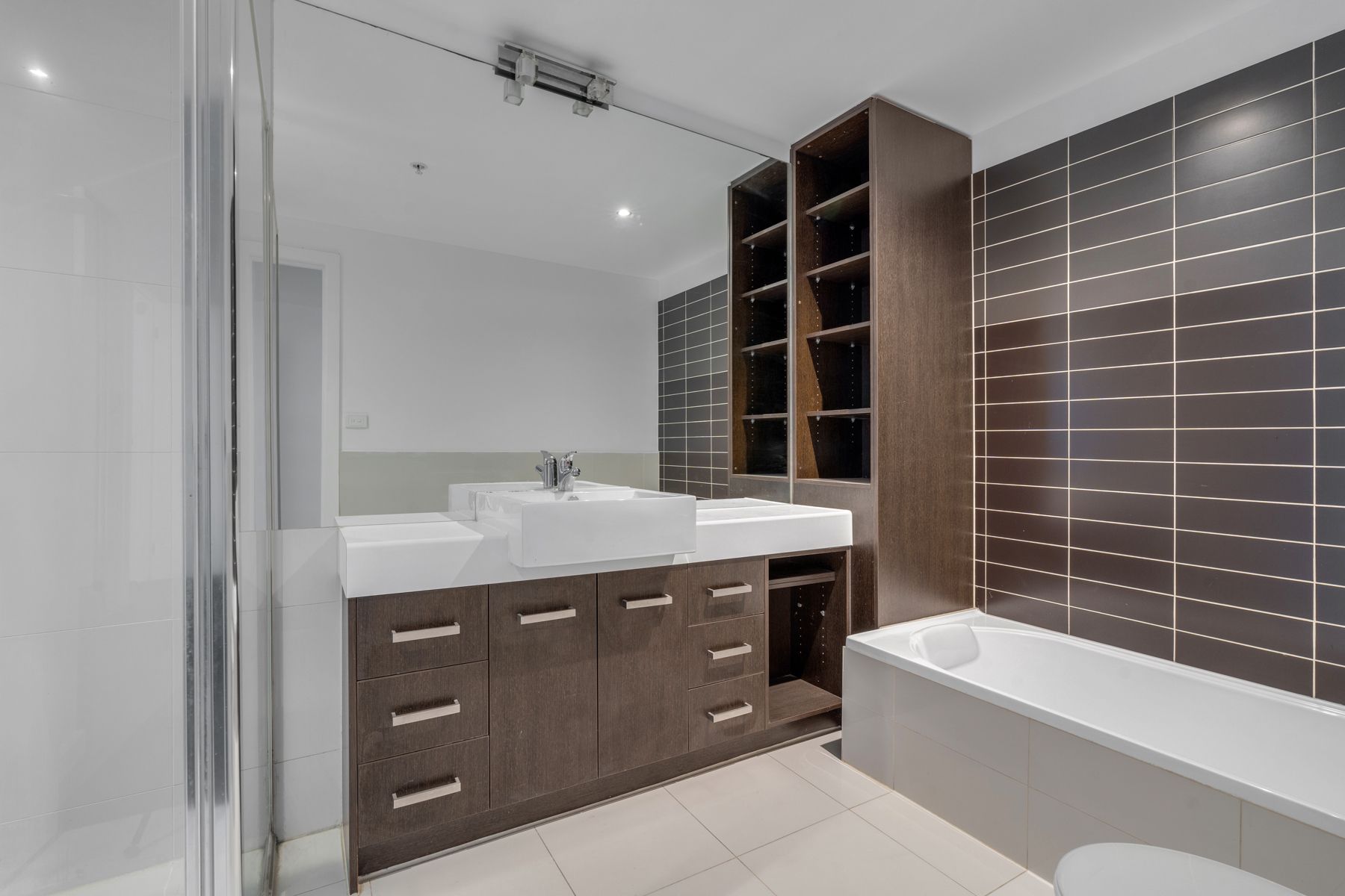 33/777 Bell Street — photo 7 of 16