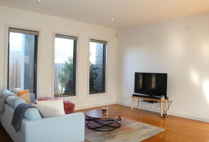 2/22 Blenheim Road, Newport, VIC 3015