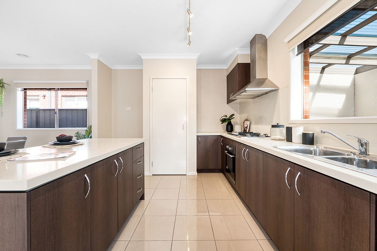 8 Lusitano Way, Clyde North, VIC 3978
