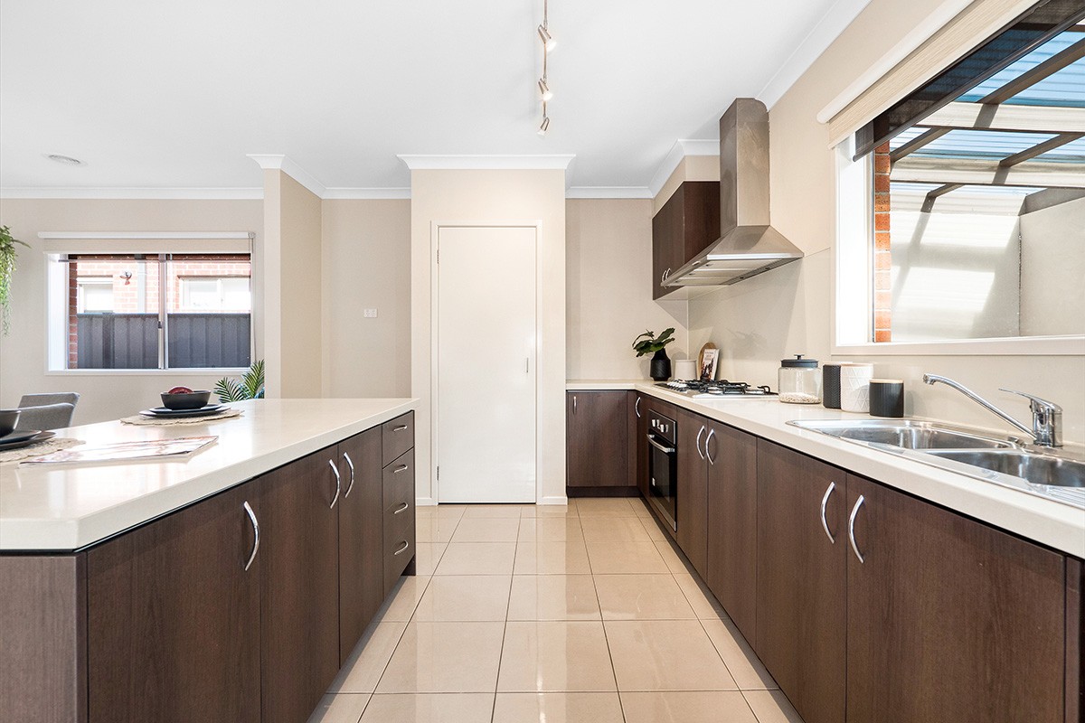 8 Lusitano Way, Clyde North, VIC 3978