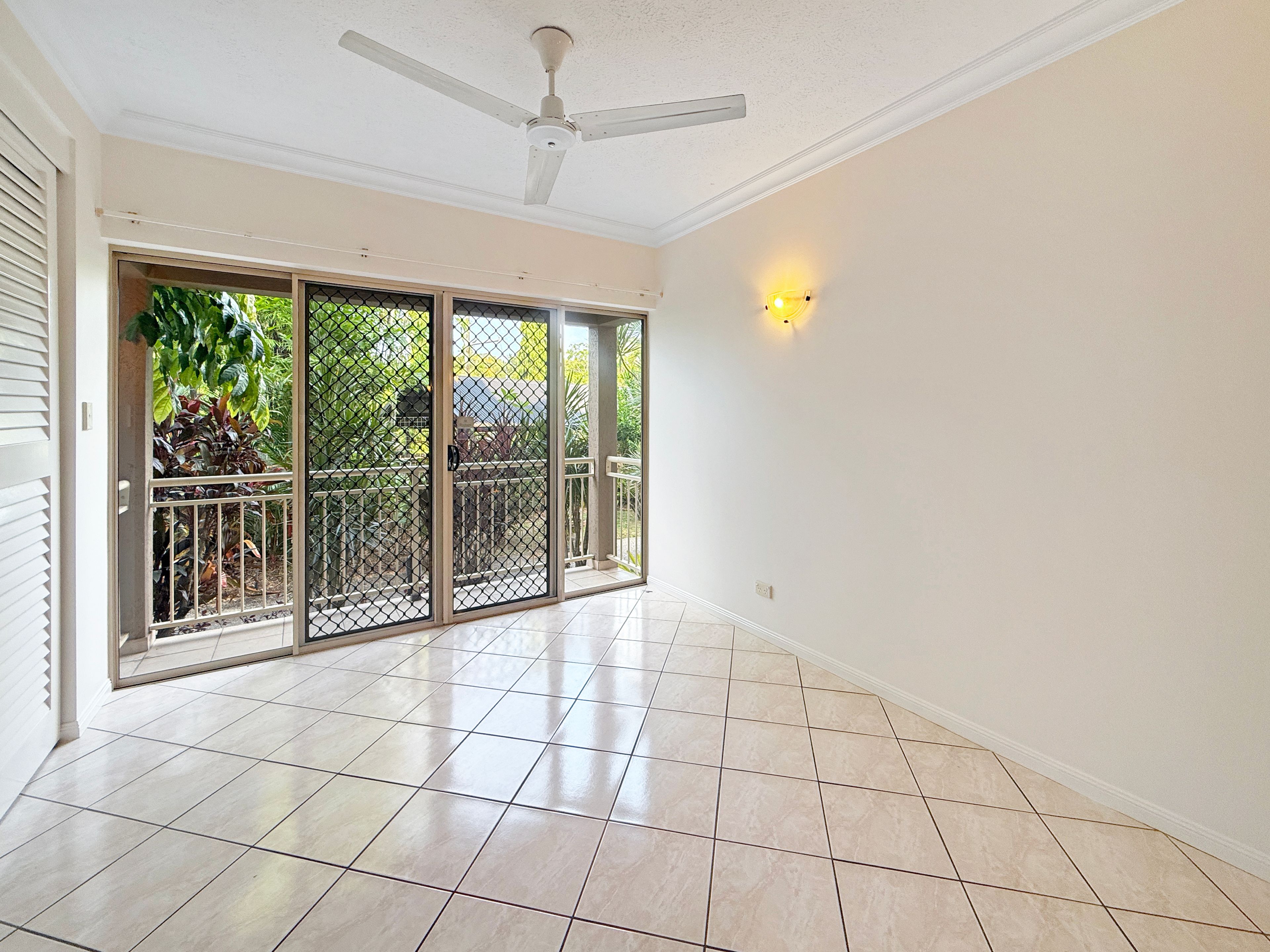 1205/2-10 Greenslopes Street — photo 5 of 10