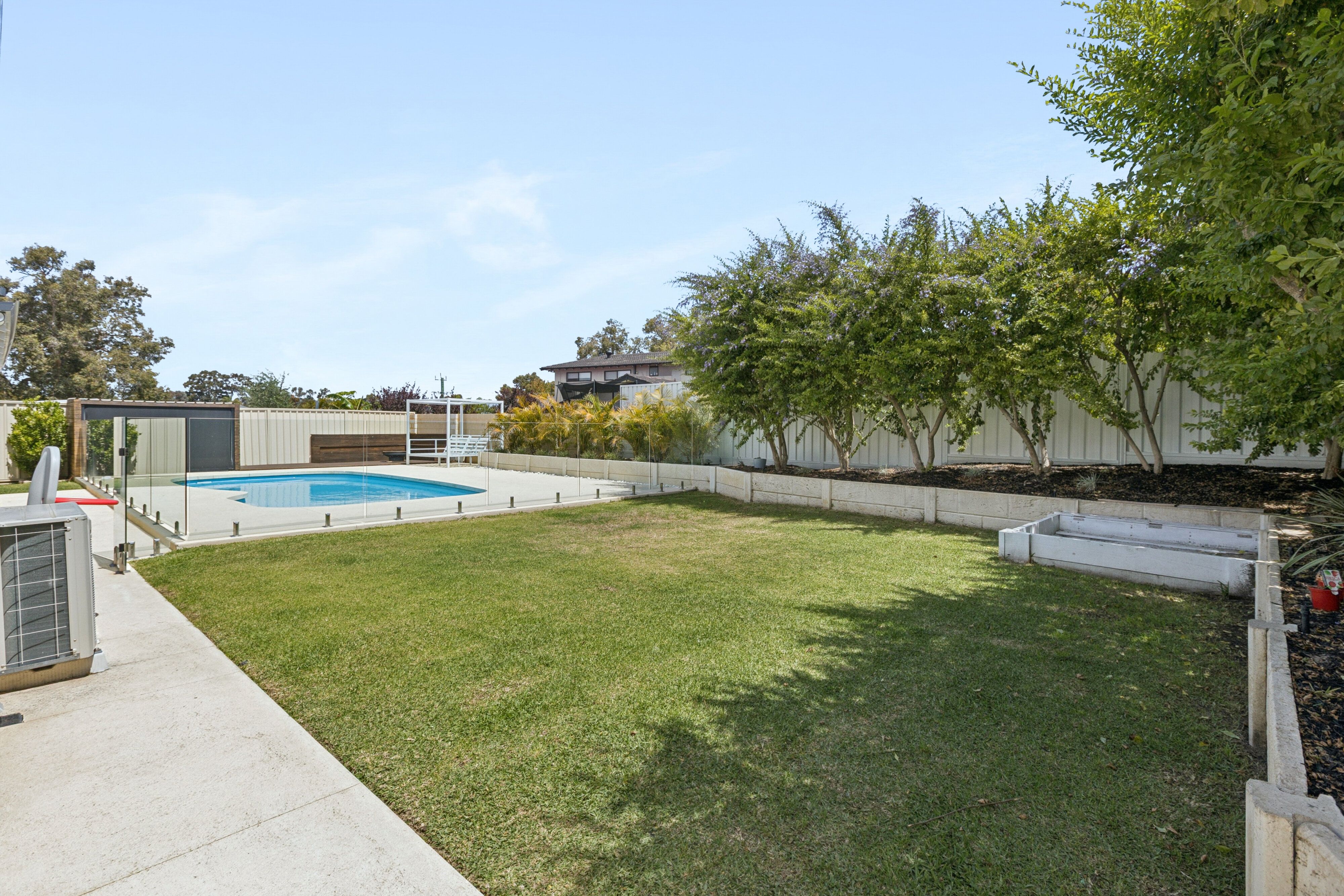 33 Felstead Crescent — photo 24 of 28