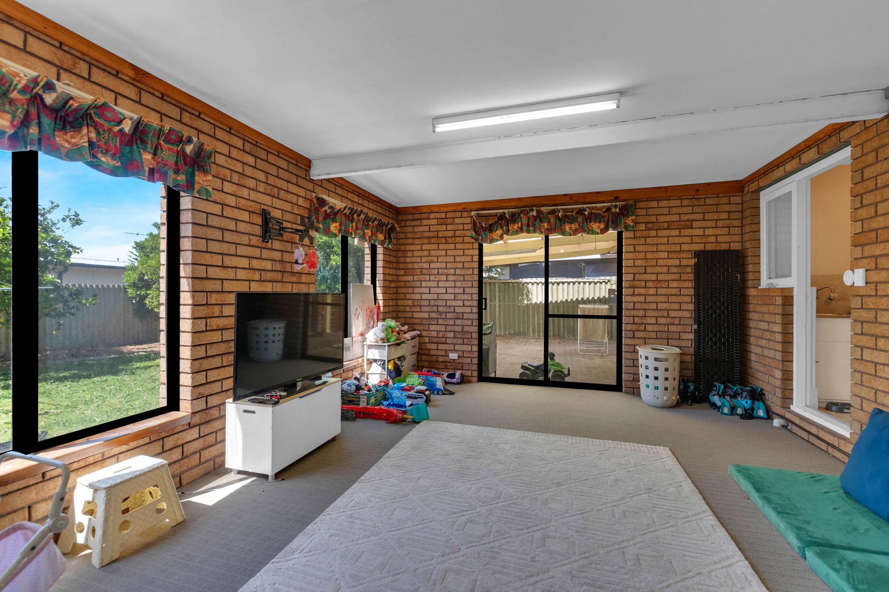 24 Cambridge Crescent — photo 19 of 27
